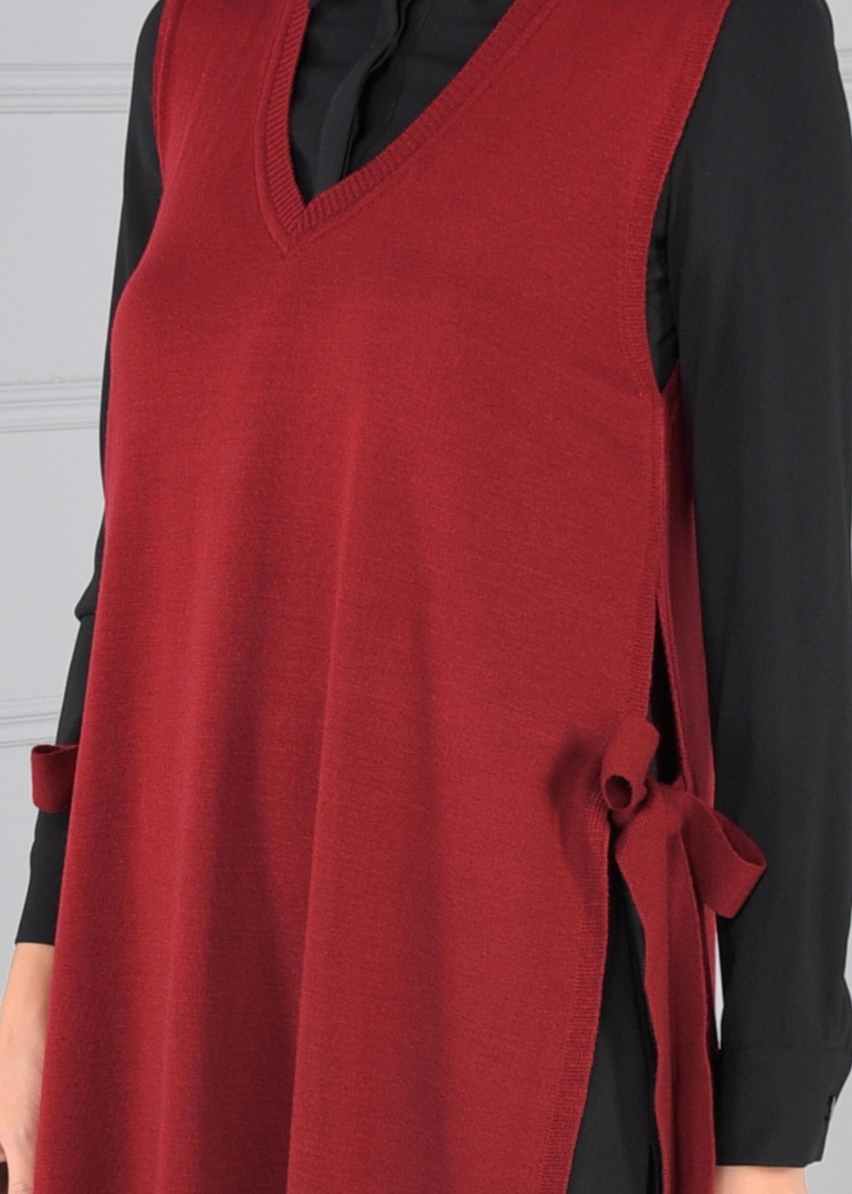 Tesettür giyim KIRMIZI YANDAN BAĞCIKLI V YAKA TRİKO YELEK 4699 