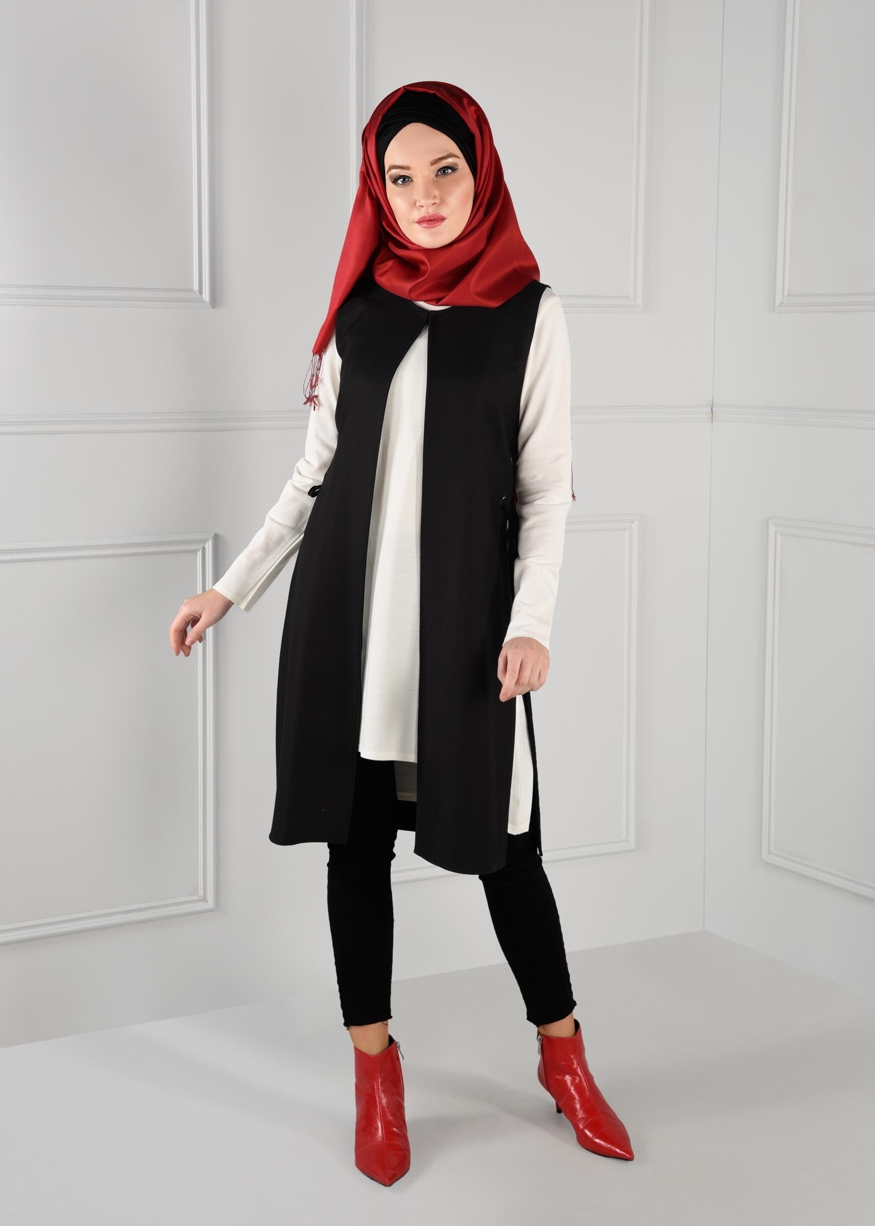 Tesettür giyim SİYAH YANLARI YIRTMAÇLI KUŞ GÖZÜ DETAYLI YELEK 4709