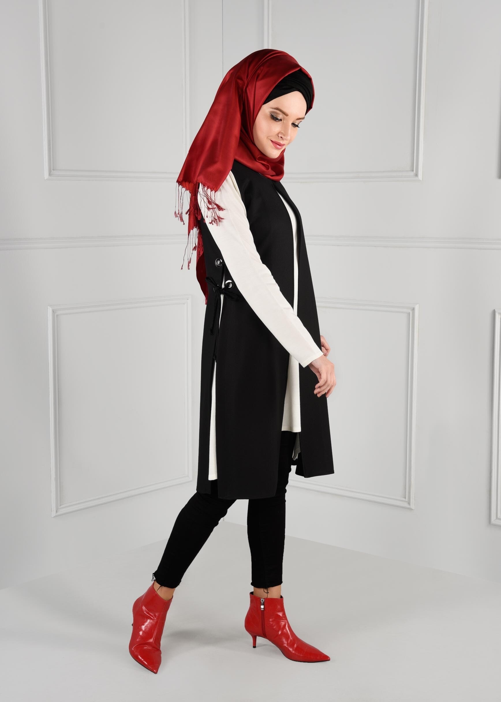 Tesettür giyim SİYAH YANLARI YIRTMAÇLI KUŞ GÖZÜ DETAYLI YELEK 4709