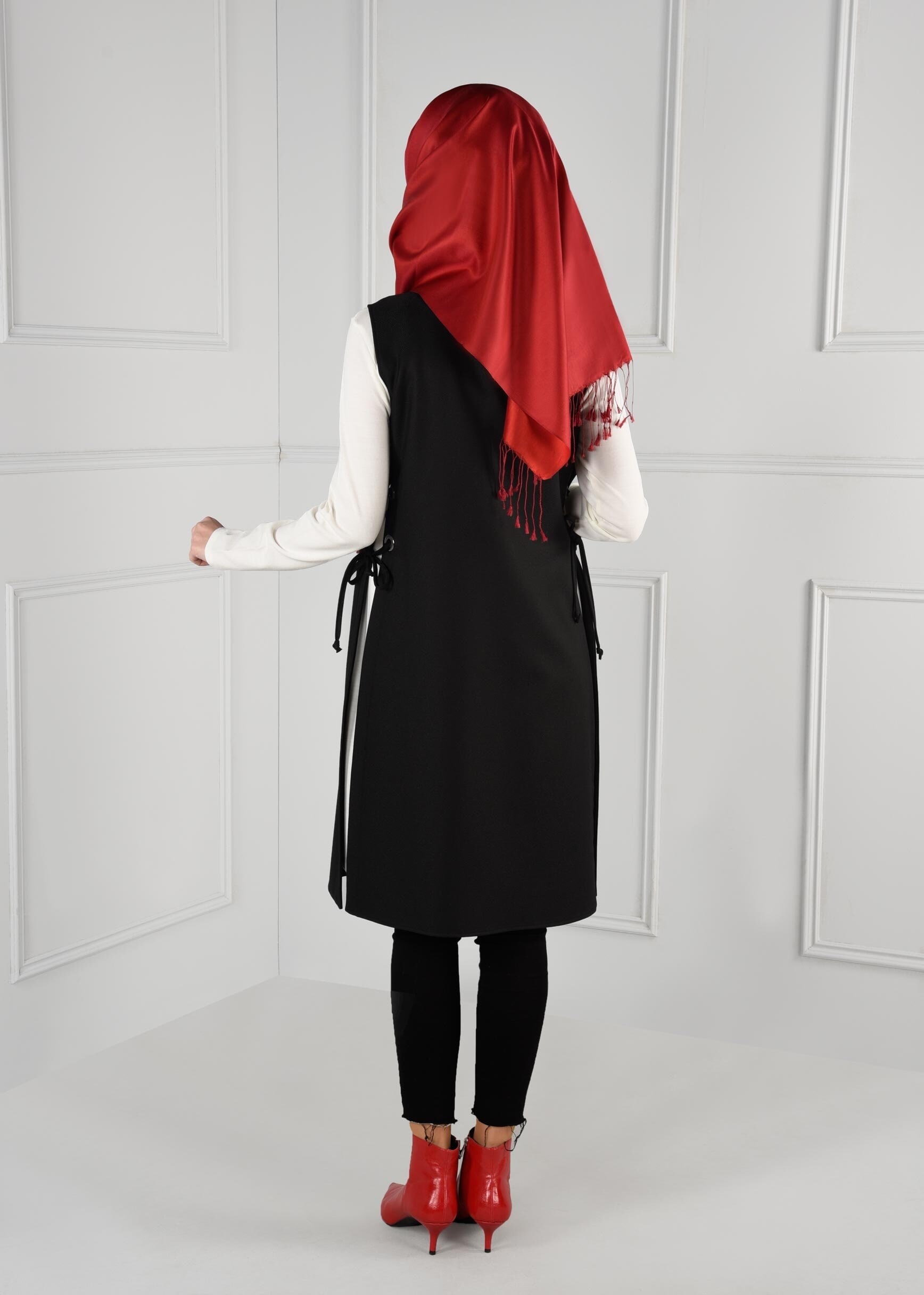 Tesettür giyim SİYAH YANLARI YIRTMAÇLI KUŞ GÖZÜ DETAYLI YELEK 4709