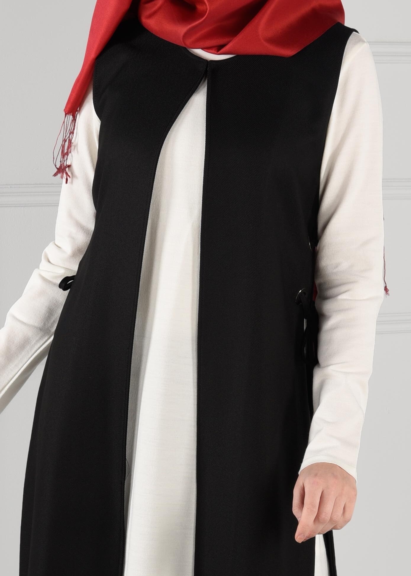 Tesettür giyim SİYAH YANLARI YIRTMAÇLI KUŞ GÖZÜ DETAYLI YELEK 4709