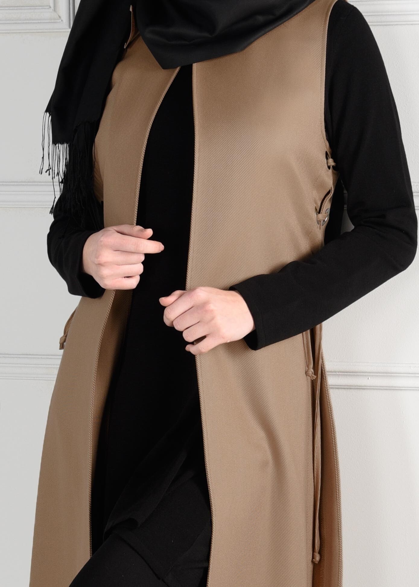 Tesettür giyim KAHVE YANLARI YIRTMAÇLI KUŞ GÖZÜ DETAYLI YELEK 4709