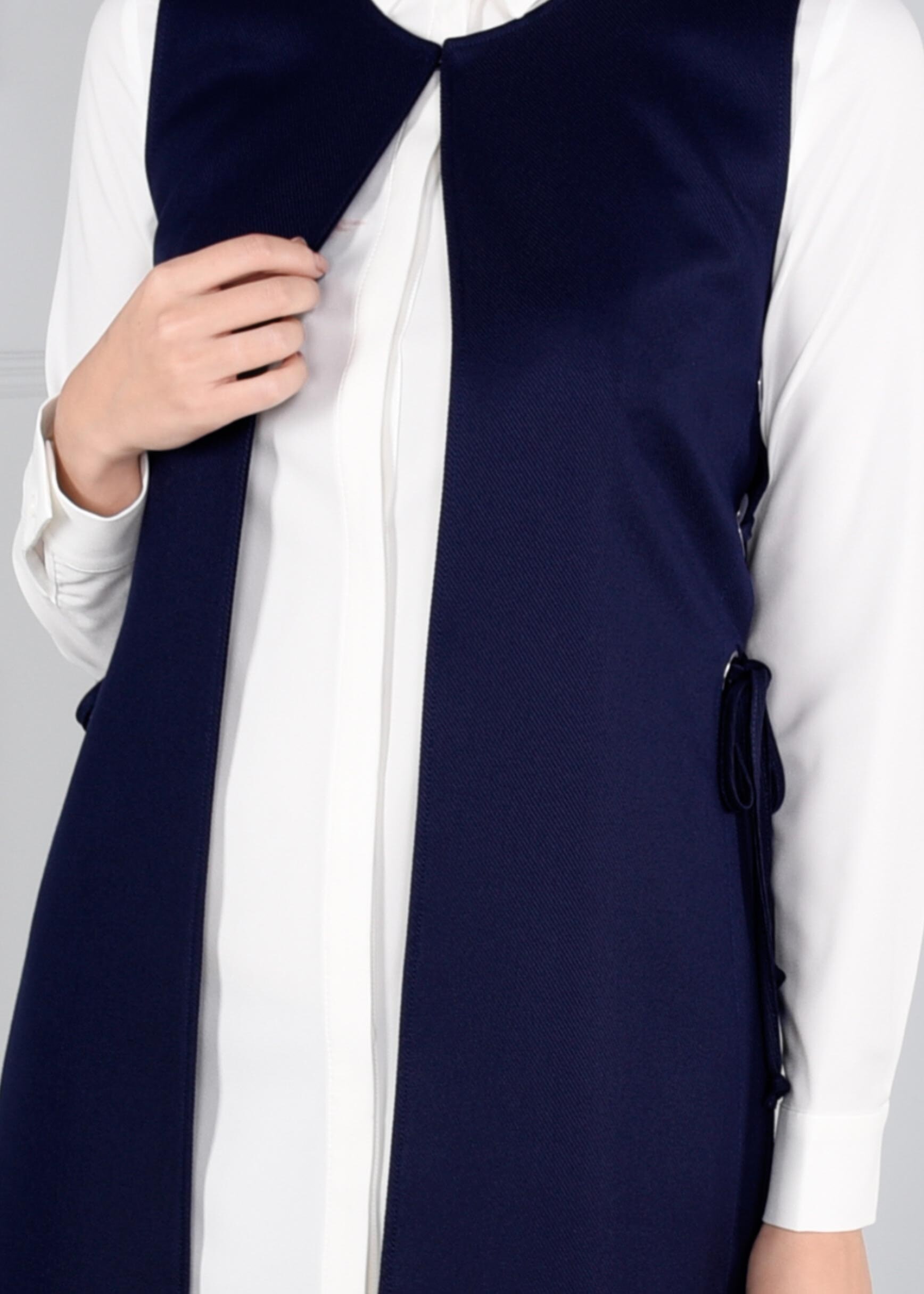 Tesettür giyim LACİVERT YANLARI YIRTMAÇLI KUŞ GÖZÜ DETAYLI YELEK 4709