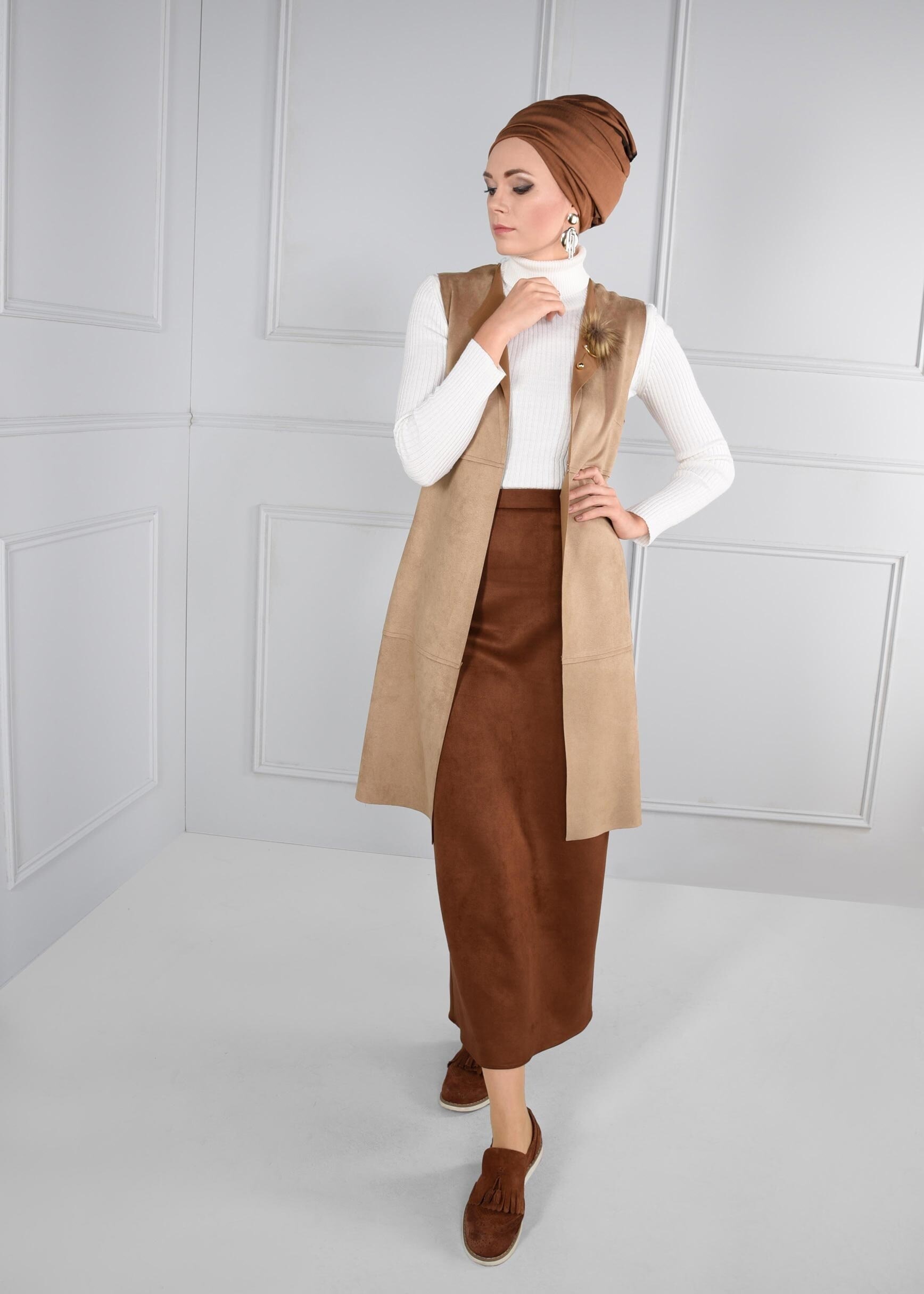 Tesettür giyim BEJ BROŞ DETAYLI SÜET YELEK 4728