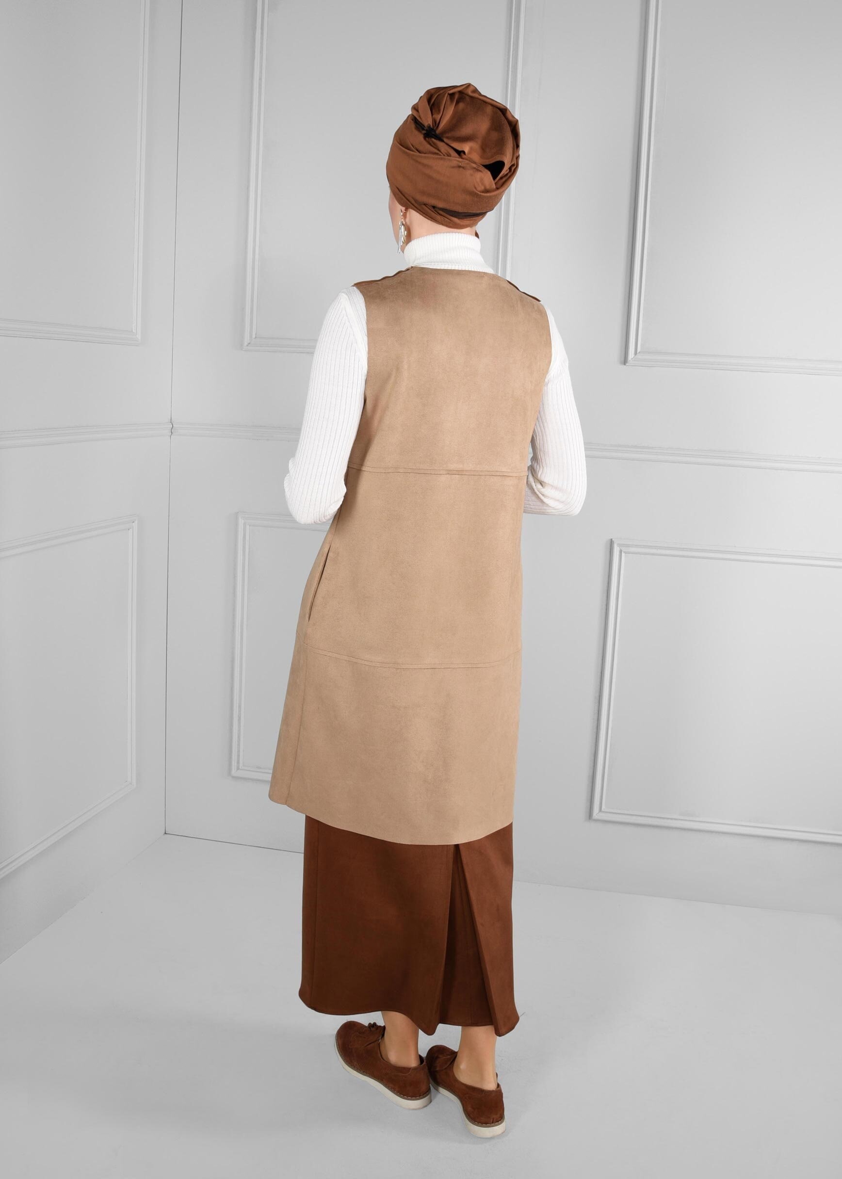 Tesettür giyim BEJ BROŞ DETAYLI SÜET YELEK 4728