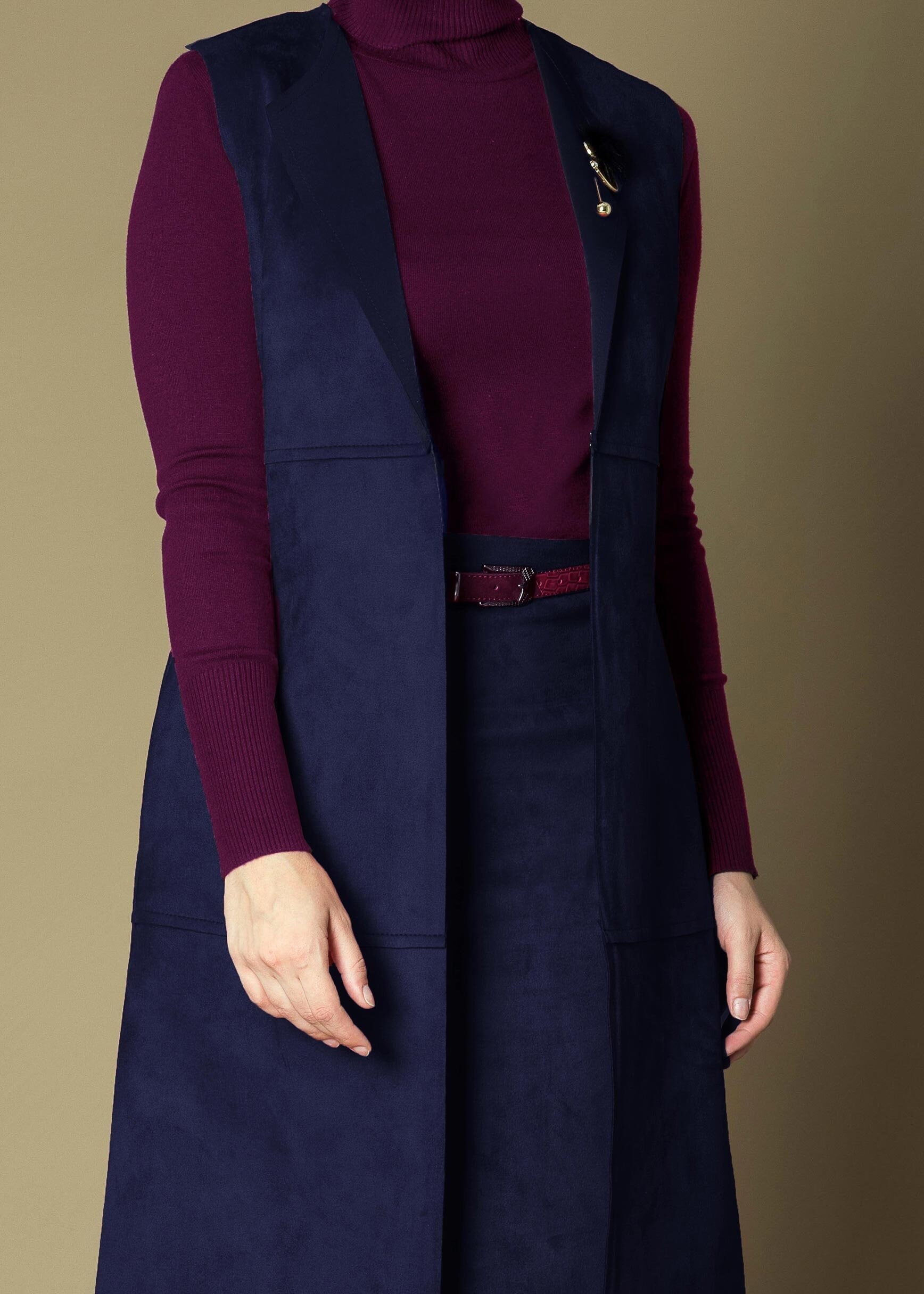 Tesettür giyim LACİVERT BROŞ DETAYLI SÜET YELEK 4728