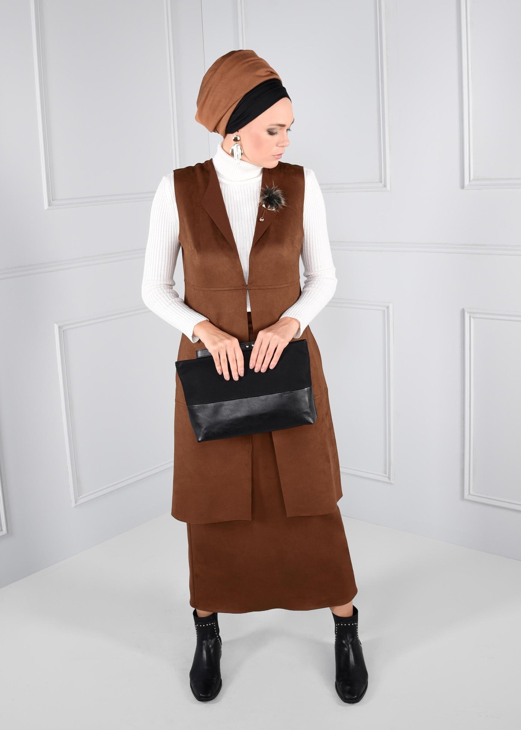 Tesettür giyim KAHVE BROŞ DETAYLI SÜET YELEK 4728