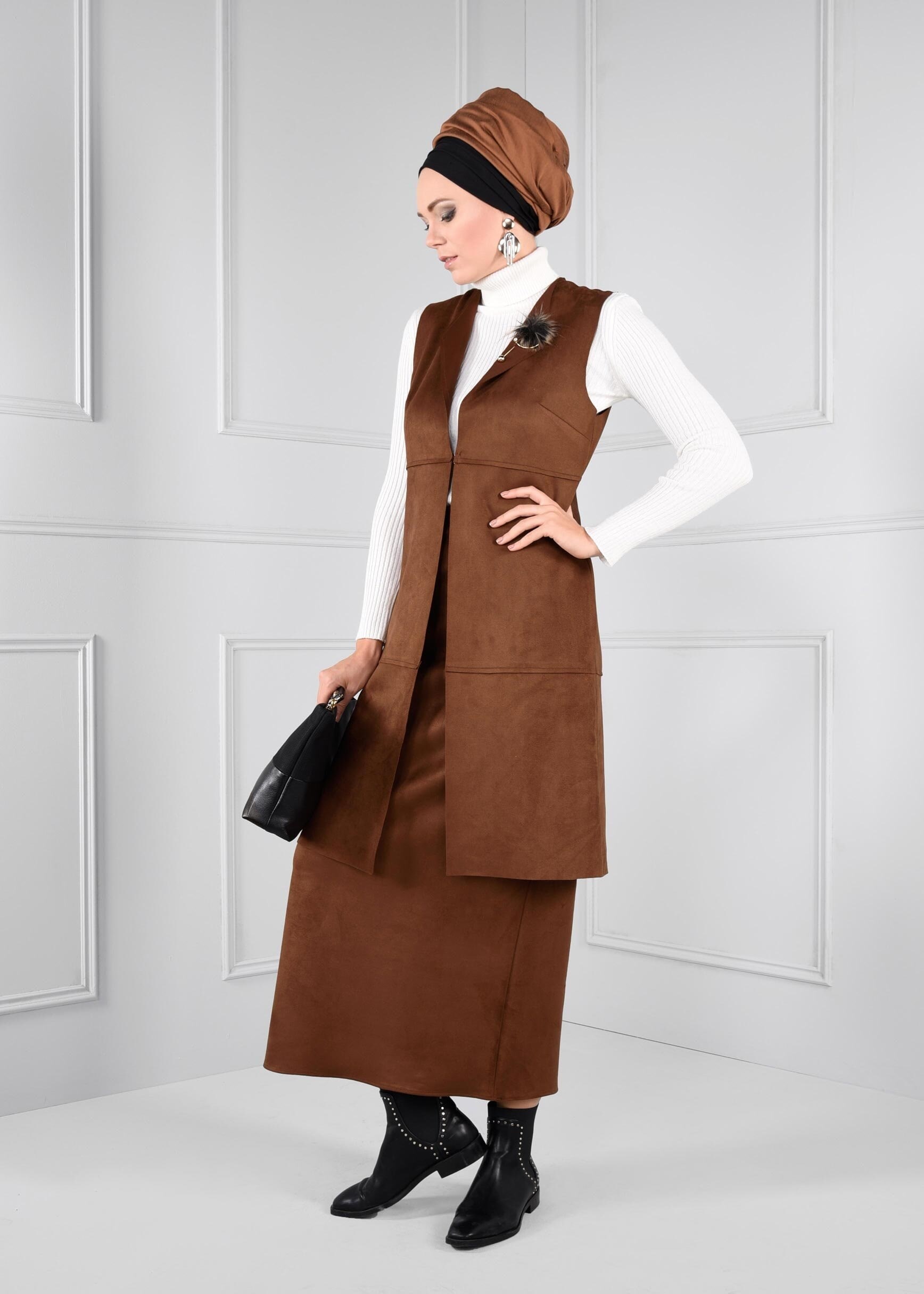 Tesettür giyim KAHVE BROŞ DETAYLI SÜET YELEK 4728