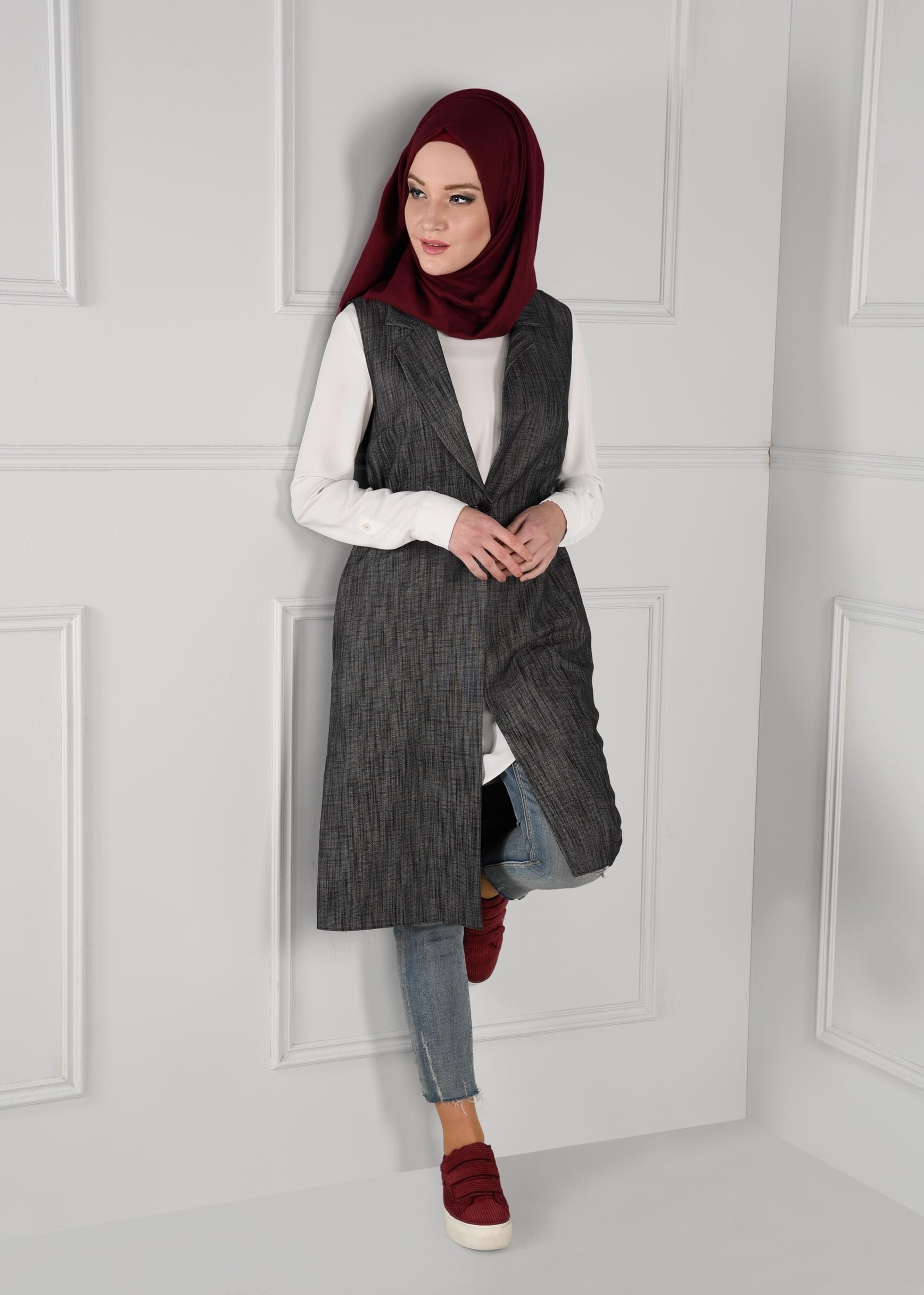 Tesettür giyim SİYAH BELİ LASTİKLİ SIRTI NAKIŞ İŞLEMELİ DÜĞMELİ YELEK 4749