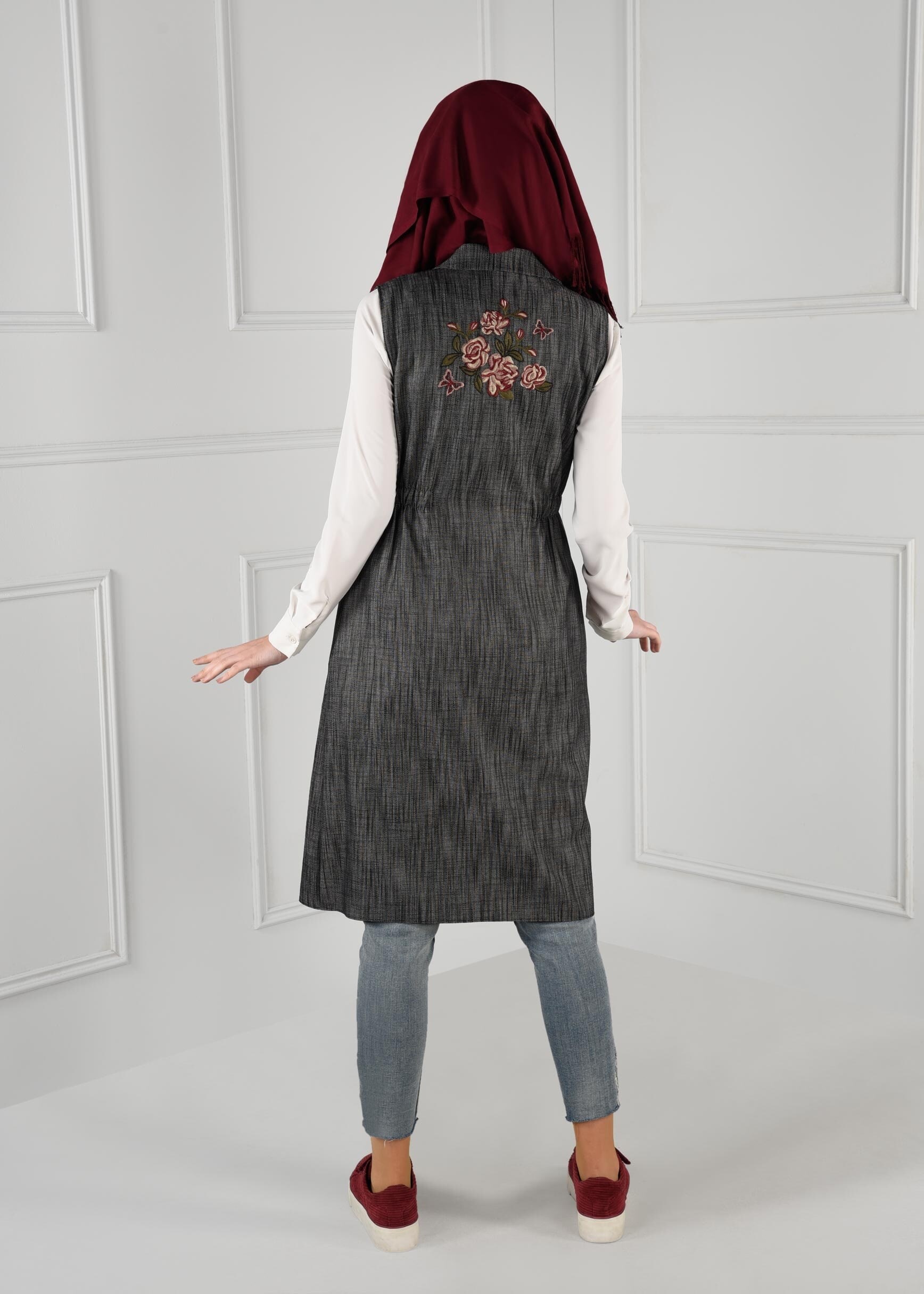 Tesettür giyim SİYAH BELİ LASTİKLİ SIRTI NAKIŞ İŞLEMELİ DÜĞMELİ YELEK 4749