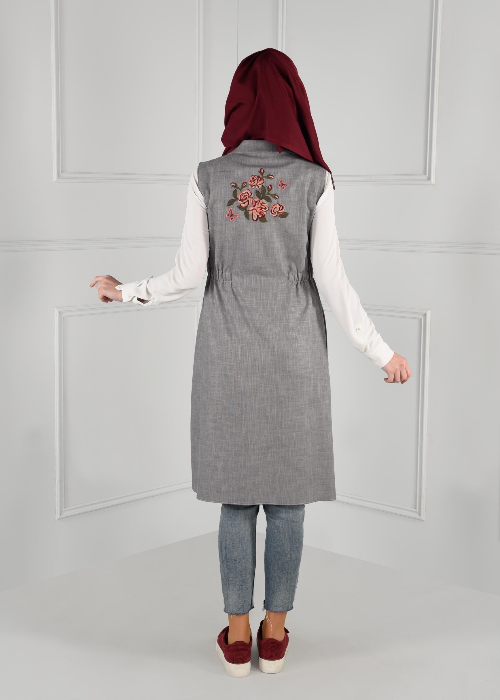 Tesettür giyim GRİ BELİ LASTİKLİ SIRTI NAKIŞ İŞLEMELİ DÜĞMELİ YELEK 4749