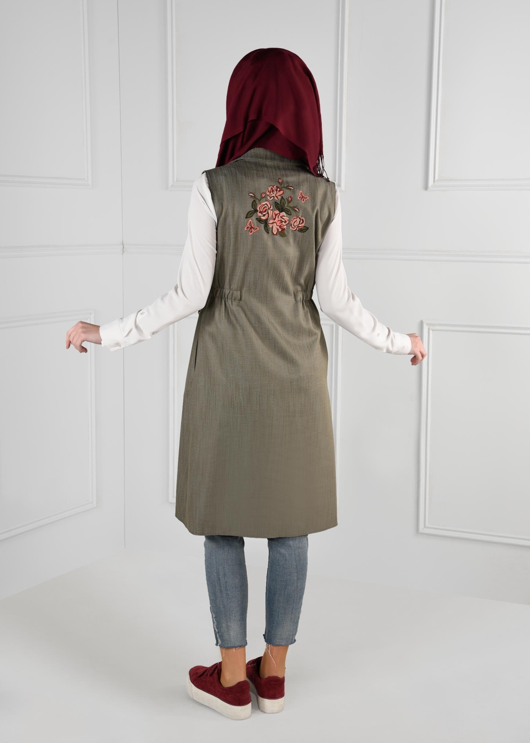 Tesettür giyim HAKİ BELİ LASTİKLİ SIRTI NAKIŞ İŞLEMELİ DÜĞMELİ YELEK 4749