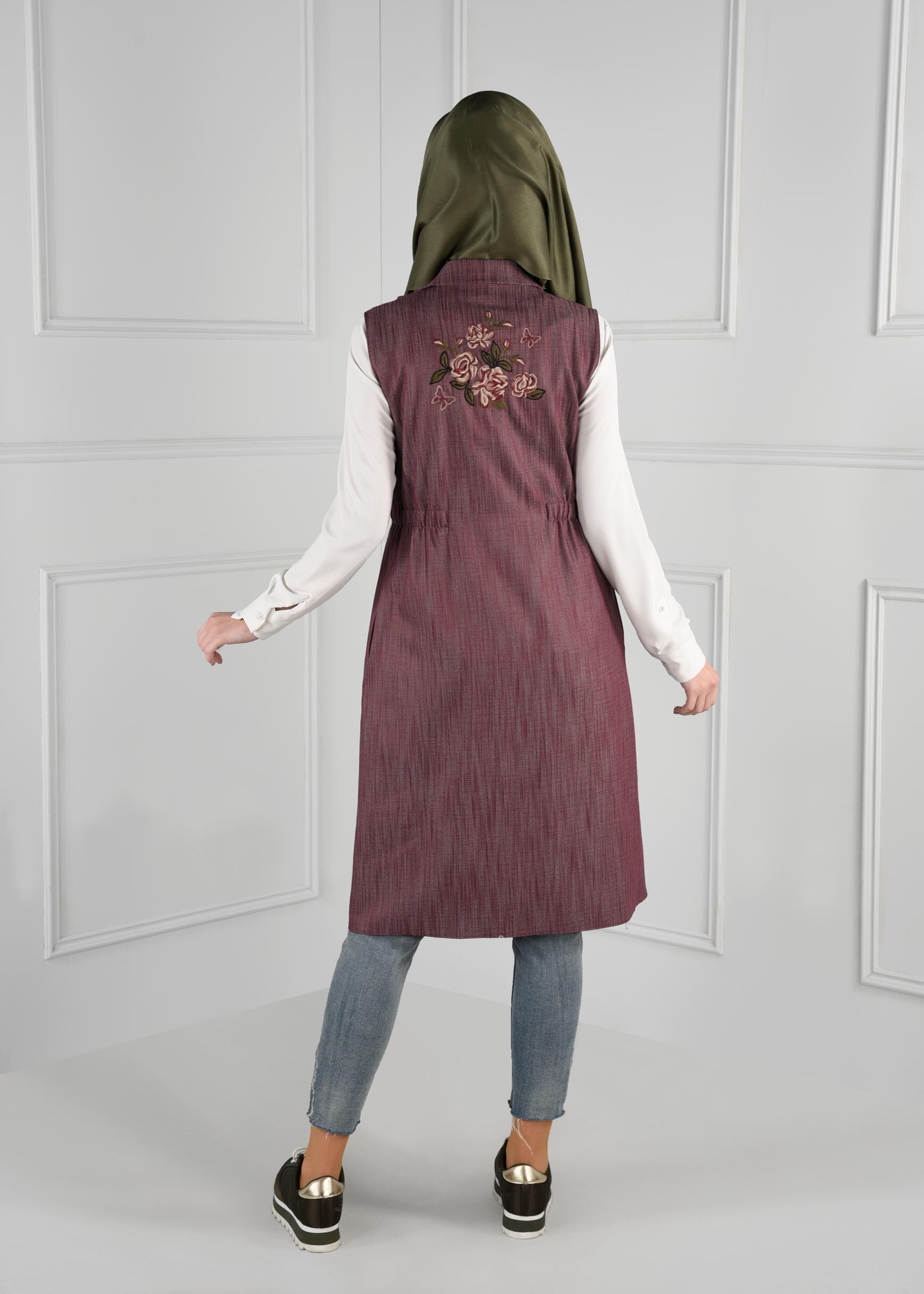Tesettür giyim BORDO BELİ LASTİKLİ SIRTI NAKIŞ İŞLEMELİ DÜĞMELİ YELEK 4749