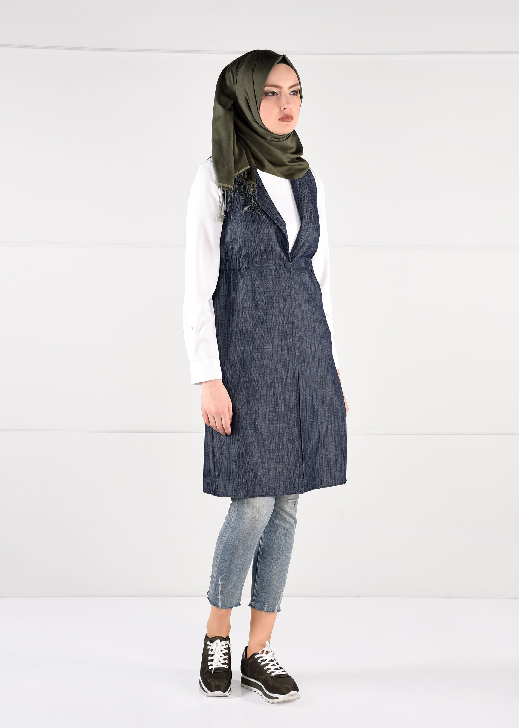 Tesettür giyim LACİVERT BELİ LASTİKLİ SIRTI NAKIŞ İŞLEMELİ DÜĞMELİ YELEK 4749