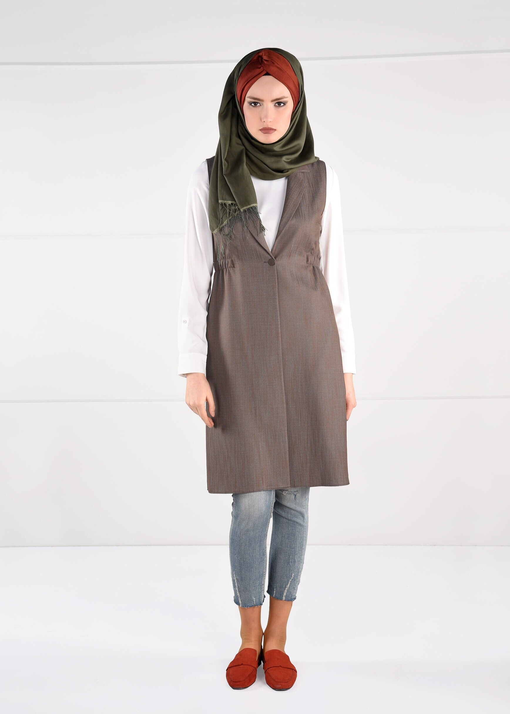 Tesettür giyim TABA BELİ LASTİKLİ SIRTI NAKIŞ İŞLEMELİ DÜĞMELİ YELEK 4749