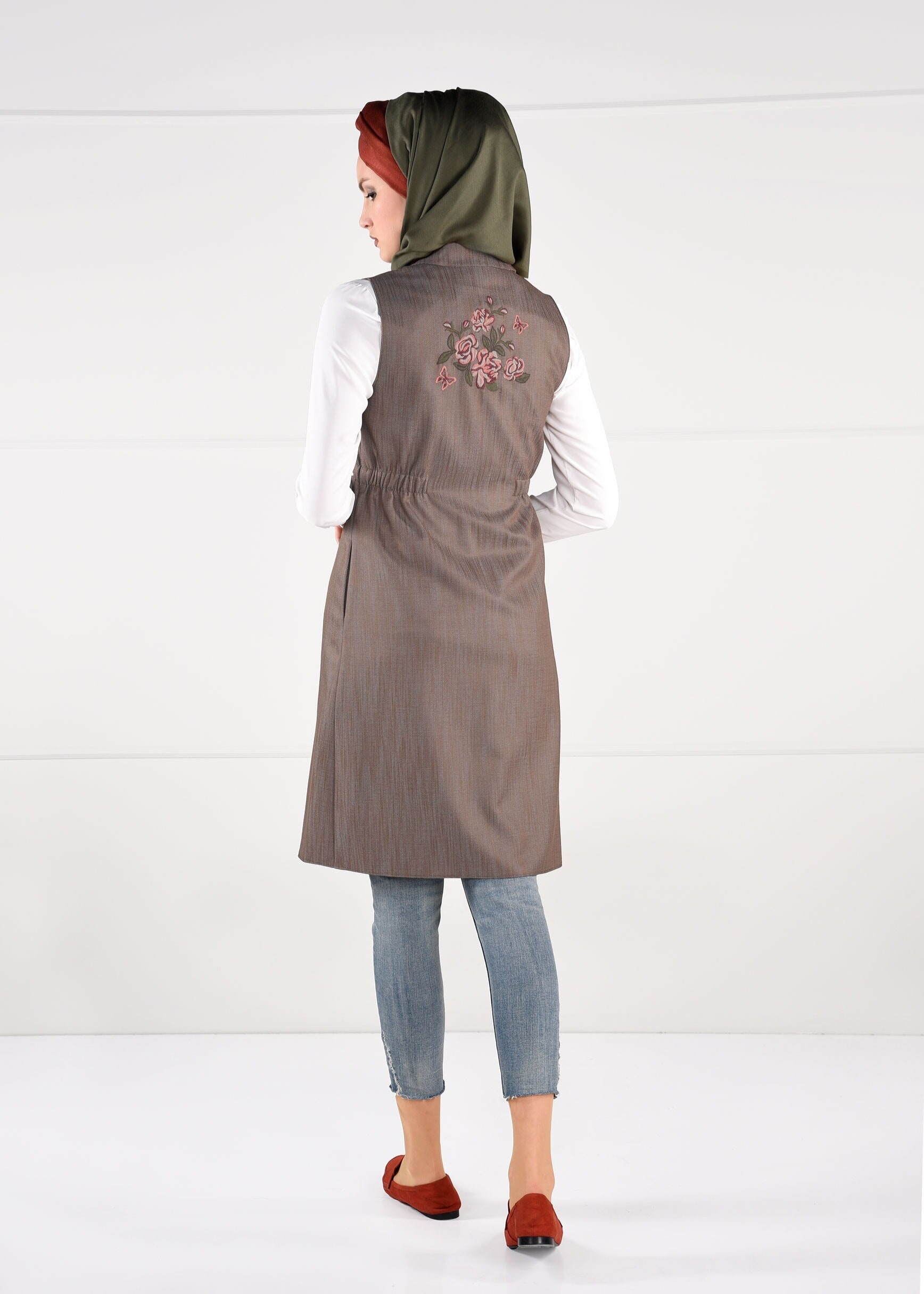 Tesettür giyim TABA BELİ LASTİKLİ SIRTI NAKIŞ İŞLEMELİ DÜĞMELİ YELEK 4749