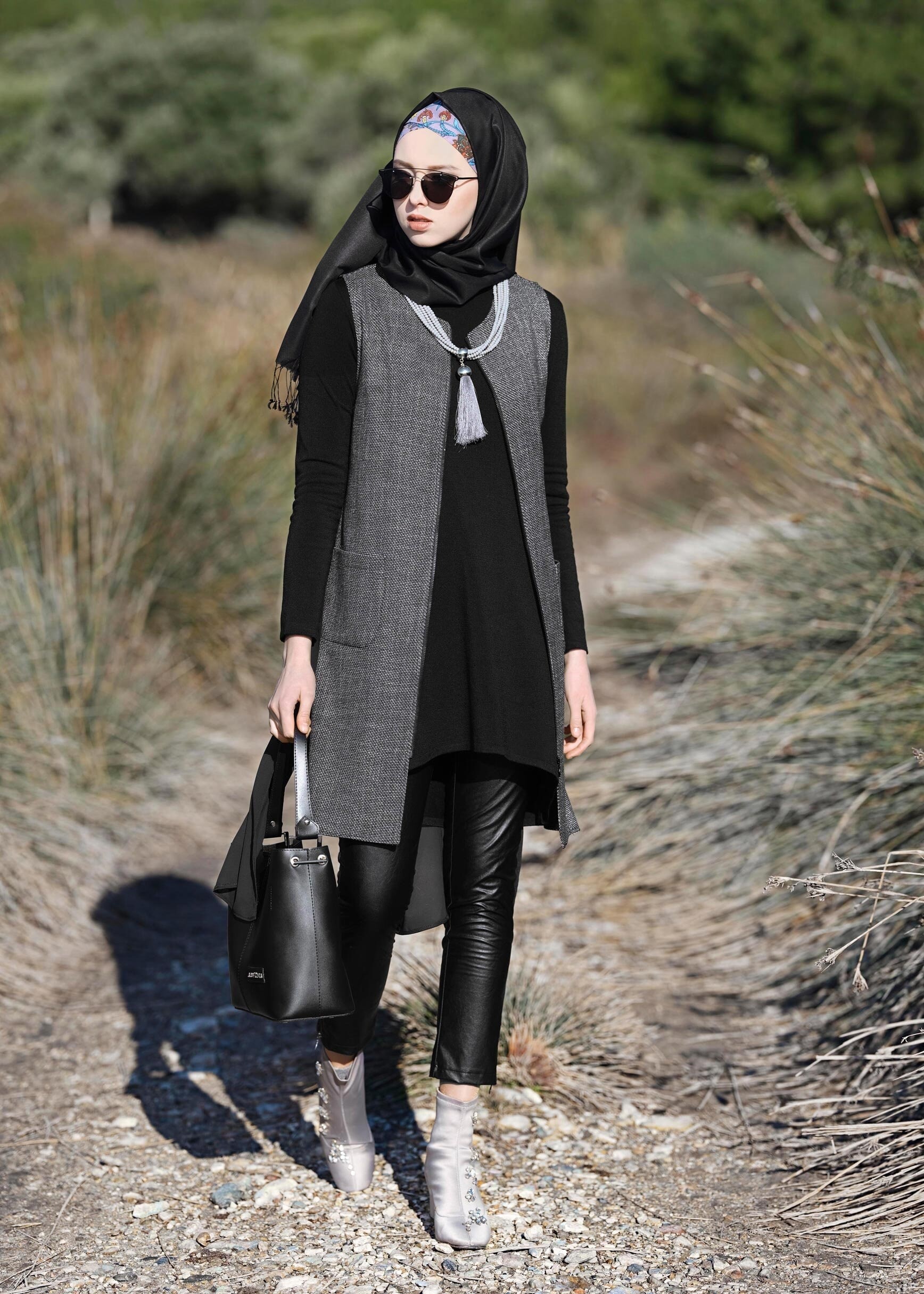 Tesettür giyim SİYAH YANLARI YIRTMAÇLI ASİMETRİK KESİM CEPLİ YELEK 4756