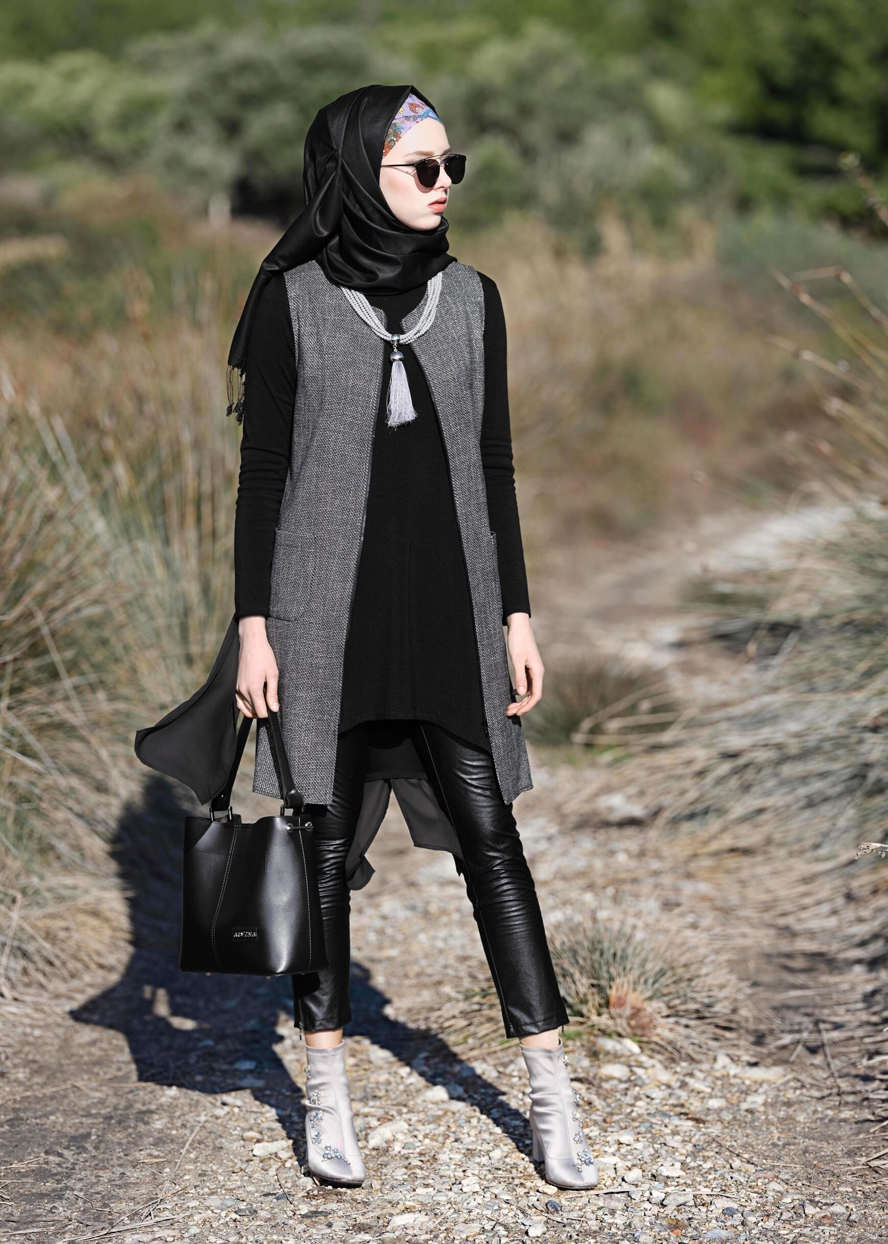 Tesettür giyim SİYAH YANLARI YIRTMAÇLI ASİMETRİK KESİM CEPLİ YELEK 4756