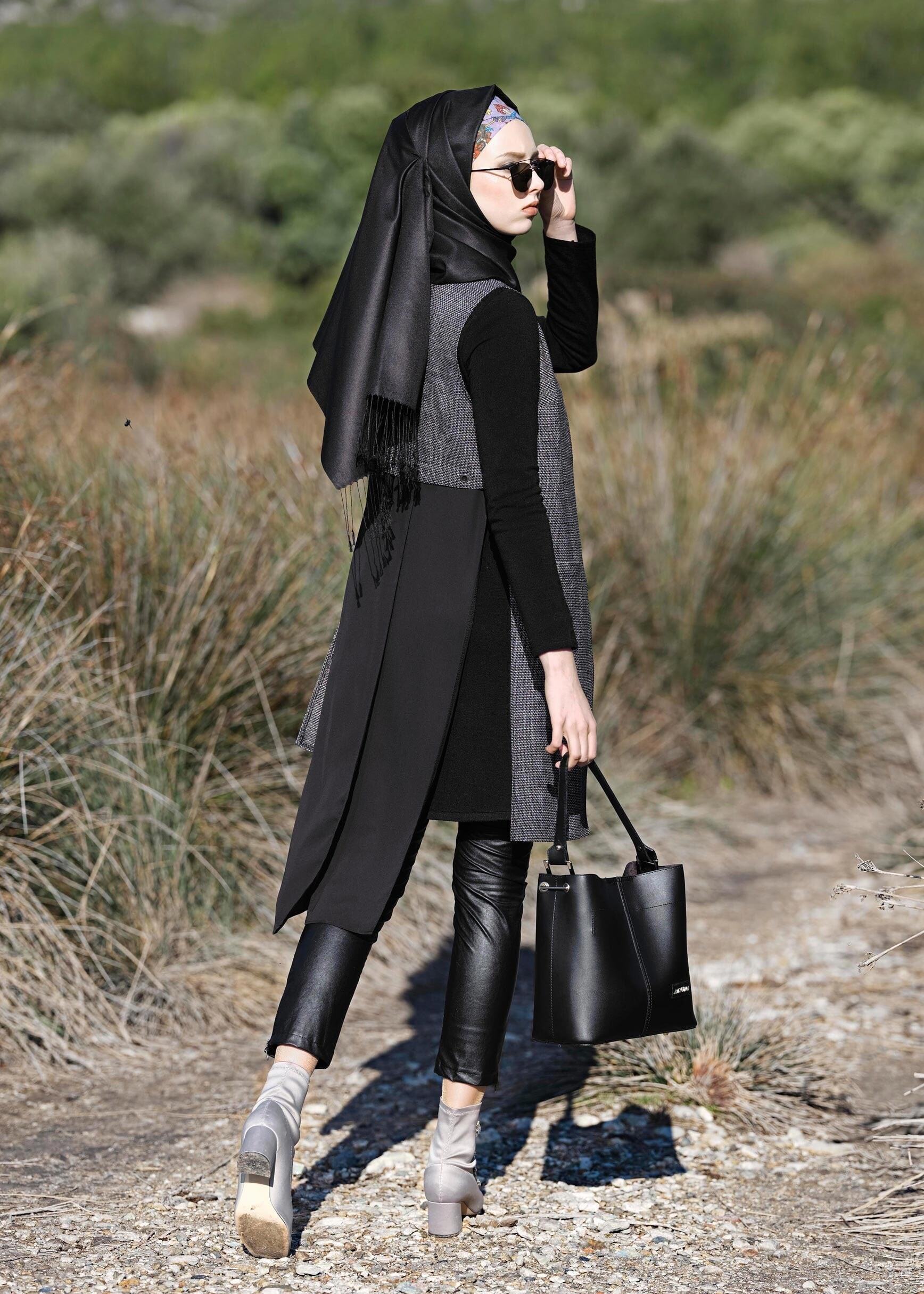 Tesettür giyim SİYAH YANLARI YIRTMAÇLI ASİMETRİK KESİM CEPLİ YELEK 4756