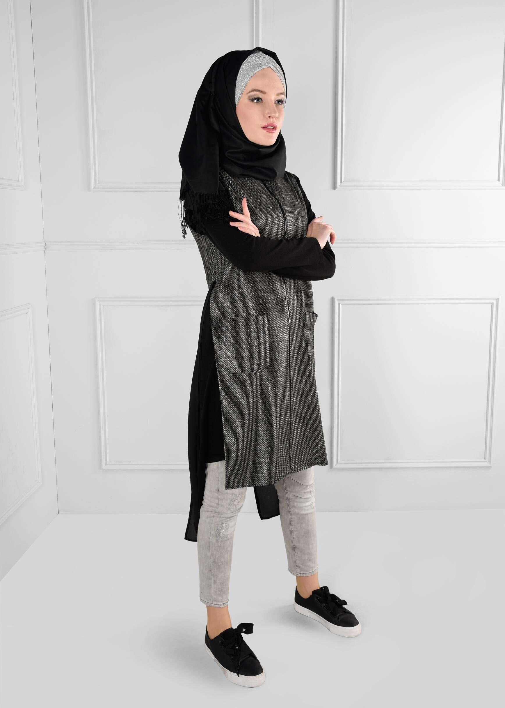 Tesettür giyim SİYAH YANLARI YIRTMAÇLI ASİMETRİK KESİM CEPLİ YELEK 4756