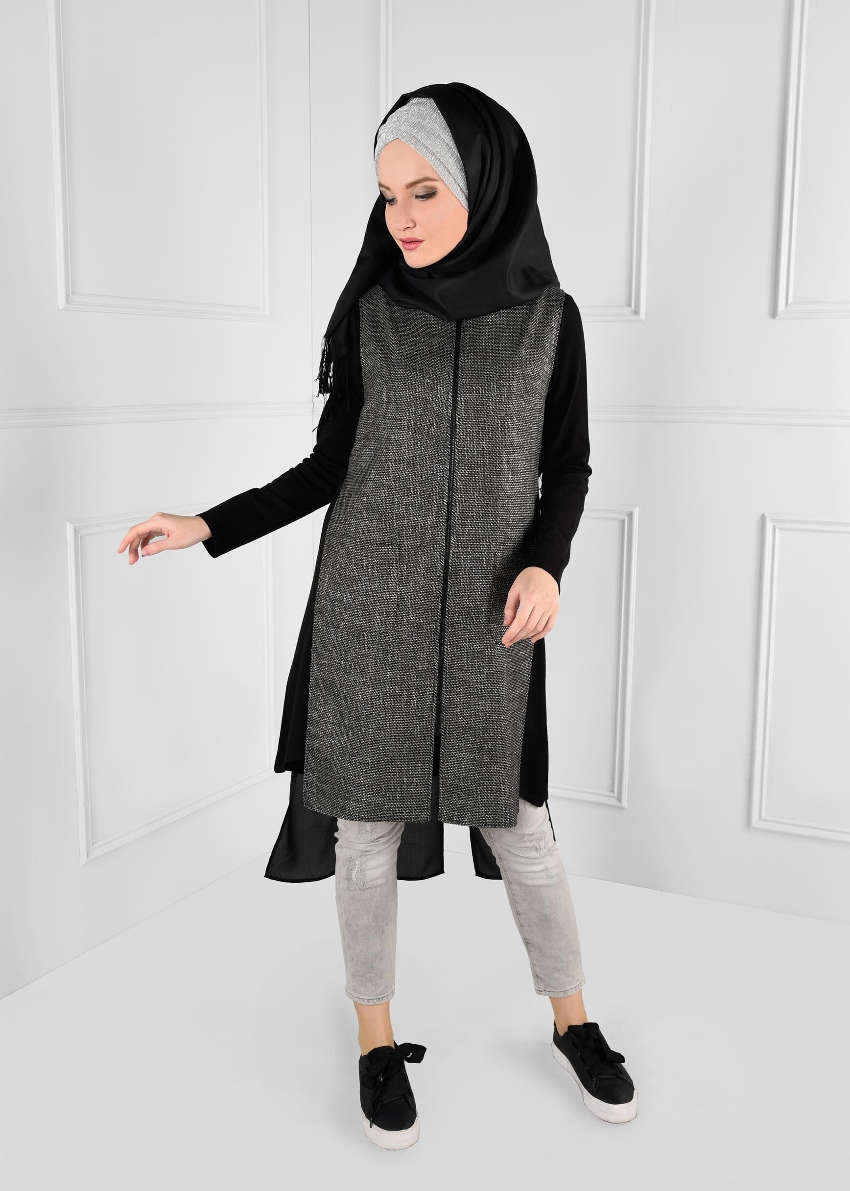 Tesettür giyim SİYAH YANLARI YIRTMAÇLI ASİMETRİK KESİM CEPLİ YELEK 4756