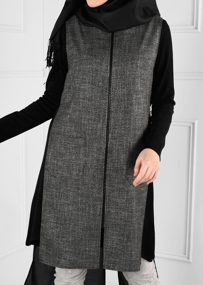 Tesettür giyim SİYAH YANLARI YIRTMAÇLI ASİMETRİK KESİM CEPLİ YELEK 4756