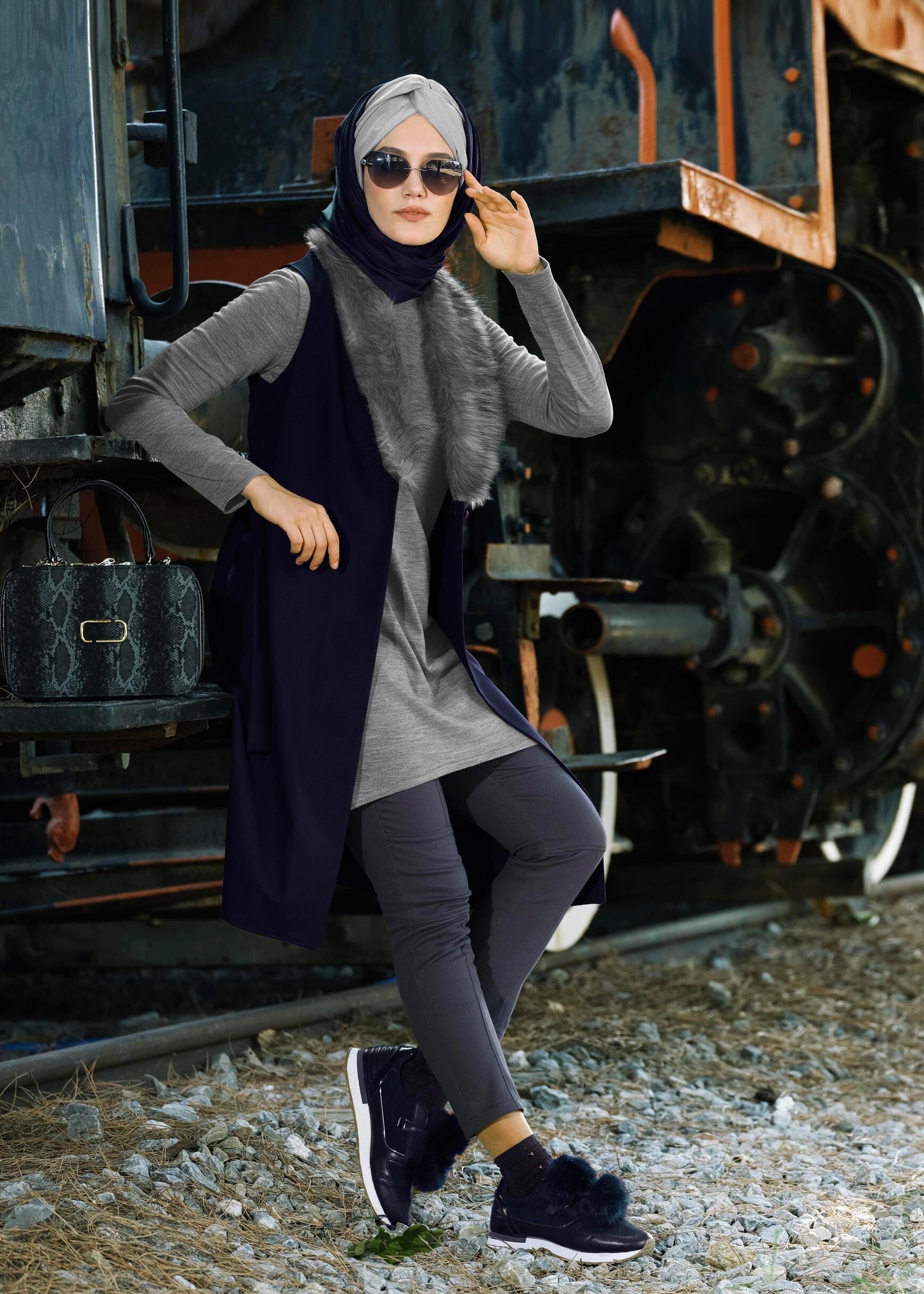 Tesettür giyim LACİVERT YAKASI KÜRKLÜ CEPLİ KUŞAKLI YELEK 4758