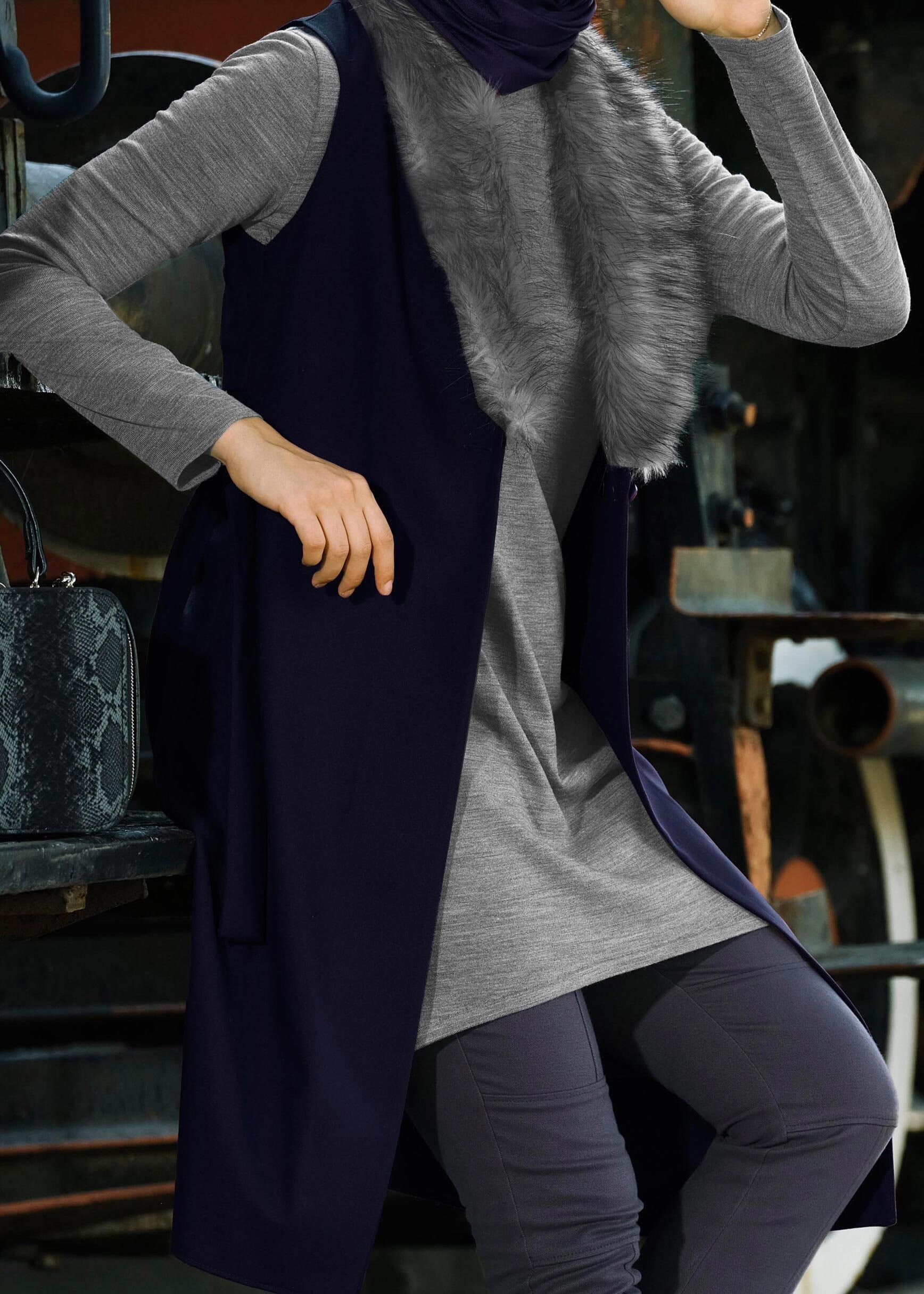 Tesettür giyim LACİVERT YAKASI KÜRKLÜ CEPLİ KUŞAKLI YELEK 4758