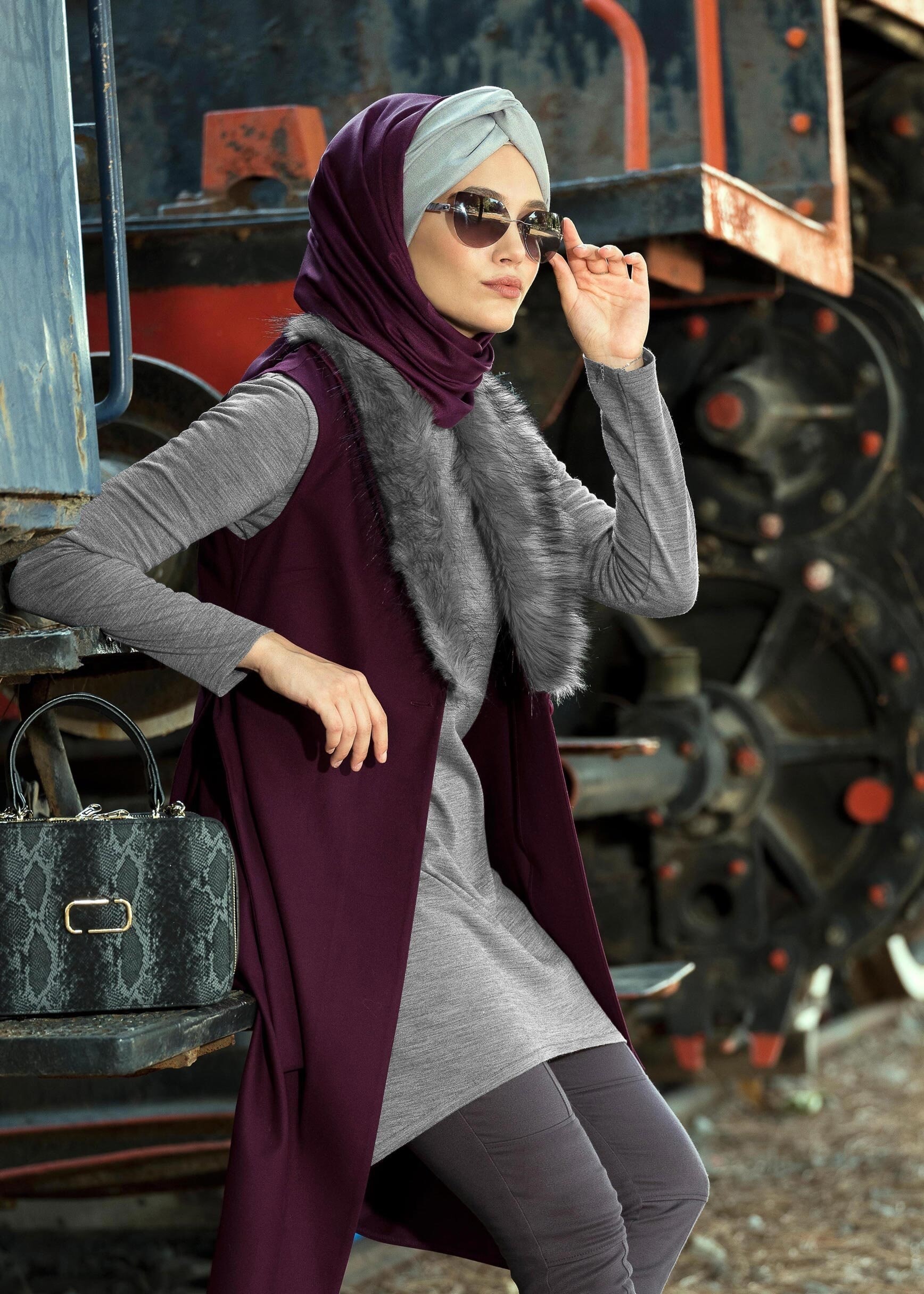 Tesettür giyim MÜRDÜM YAKASI KÜRKLÜ CEPLİ KUŞAKLI YELEK 4758