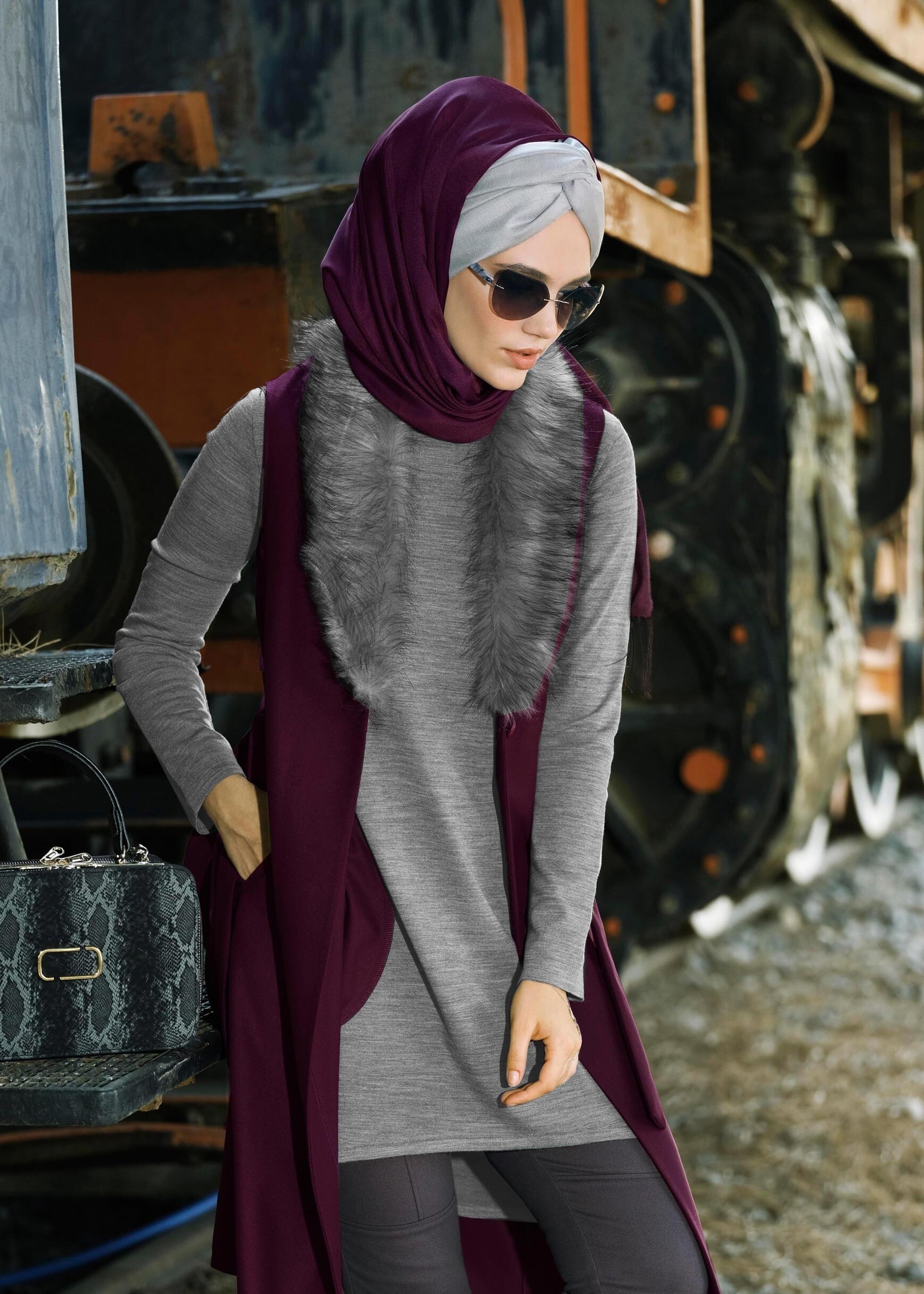 Tesettür giyim MÜRDÜM YAKASI KÜRKLÜ CEPLİ KUŞAKLI YELEK 4758