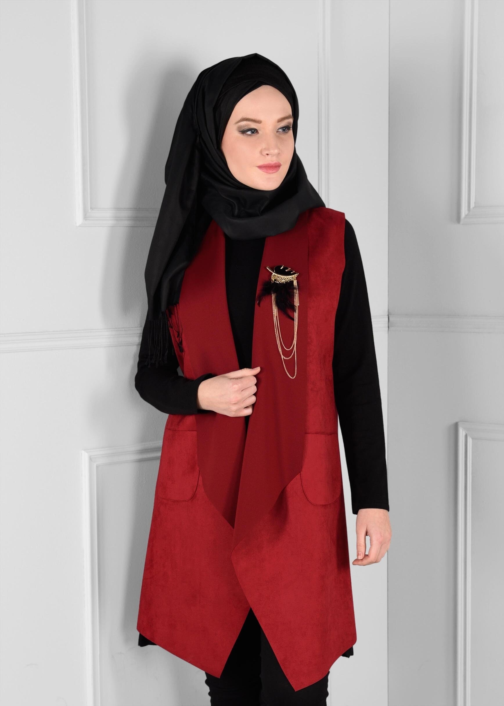Tesettür giyim BORDO BROŞ DETAYLI CEPLİ SÜET YELEK 4759