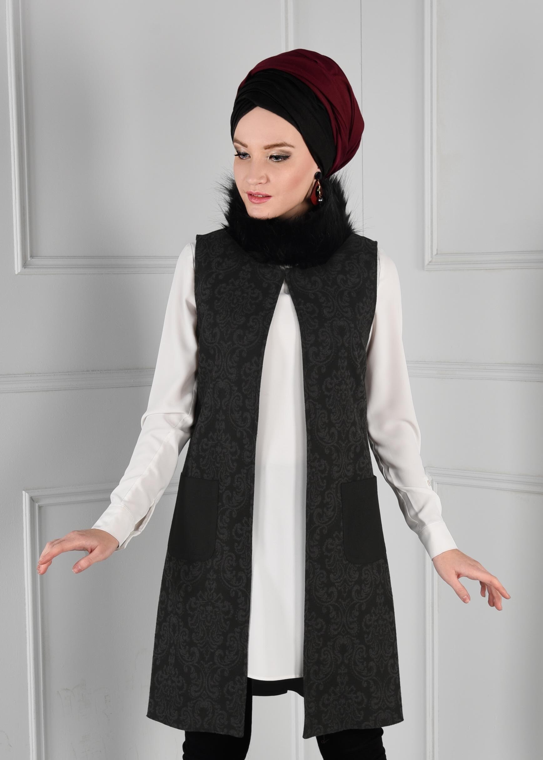 Tesettür giyim GRİ YAKASI KÜRKLÜ CEPLİ DESENLİ YELEK 4822