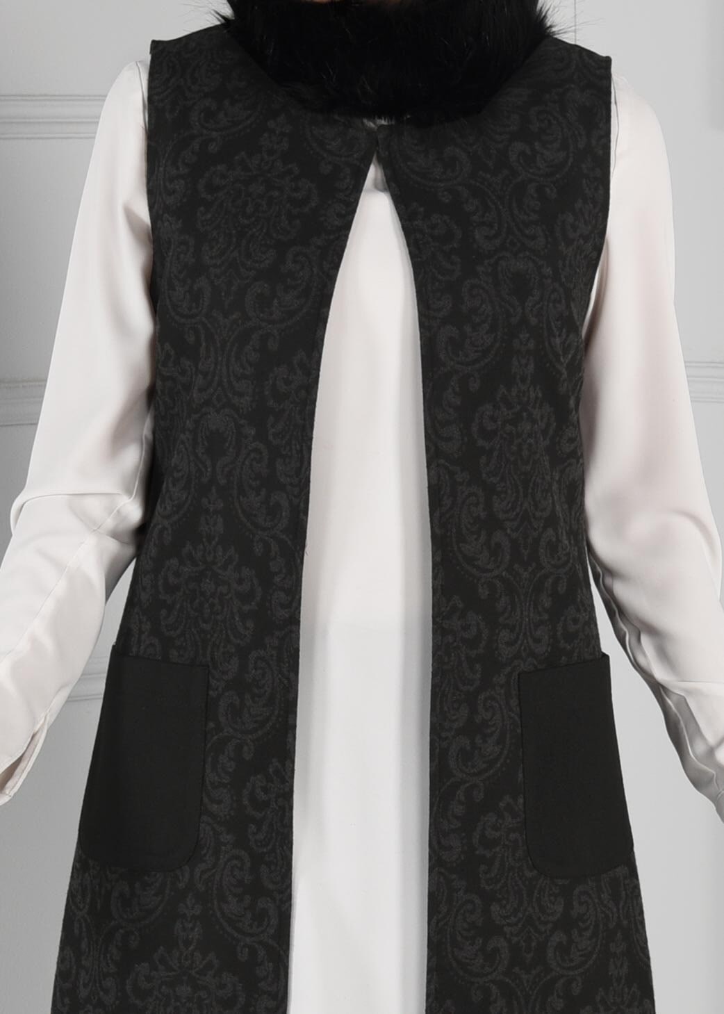 Tesettür giyim GRİ YAKASI KÜRKLÜ CEPLİ DESENLİ YELEK 4822