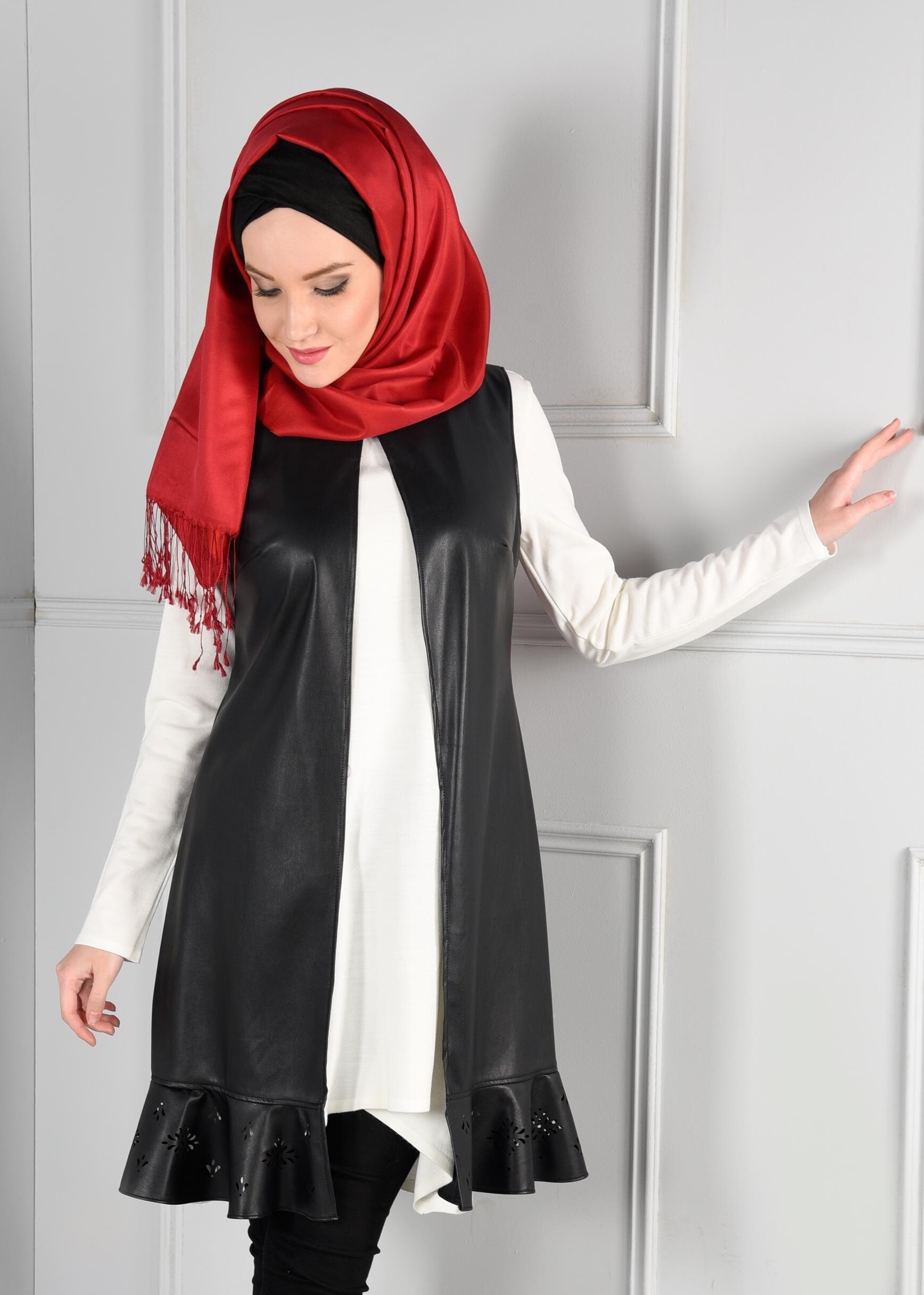 Tesettür giyim SİYAH LAZER KESİM VOLANLI DERİ YELEK 4823