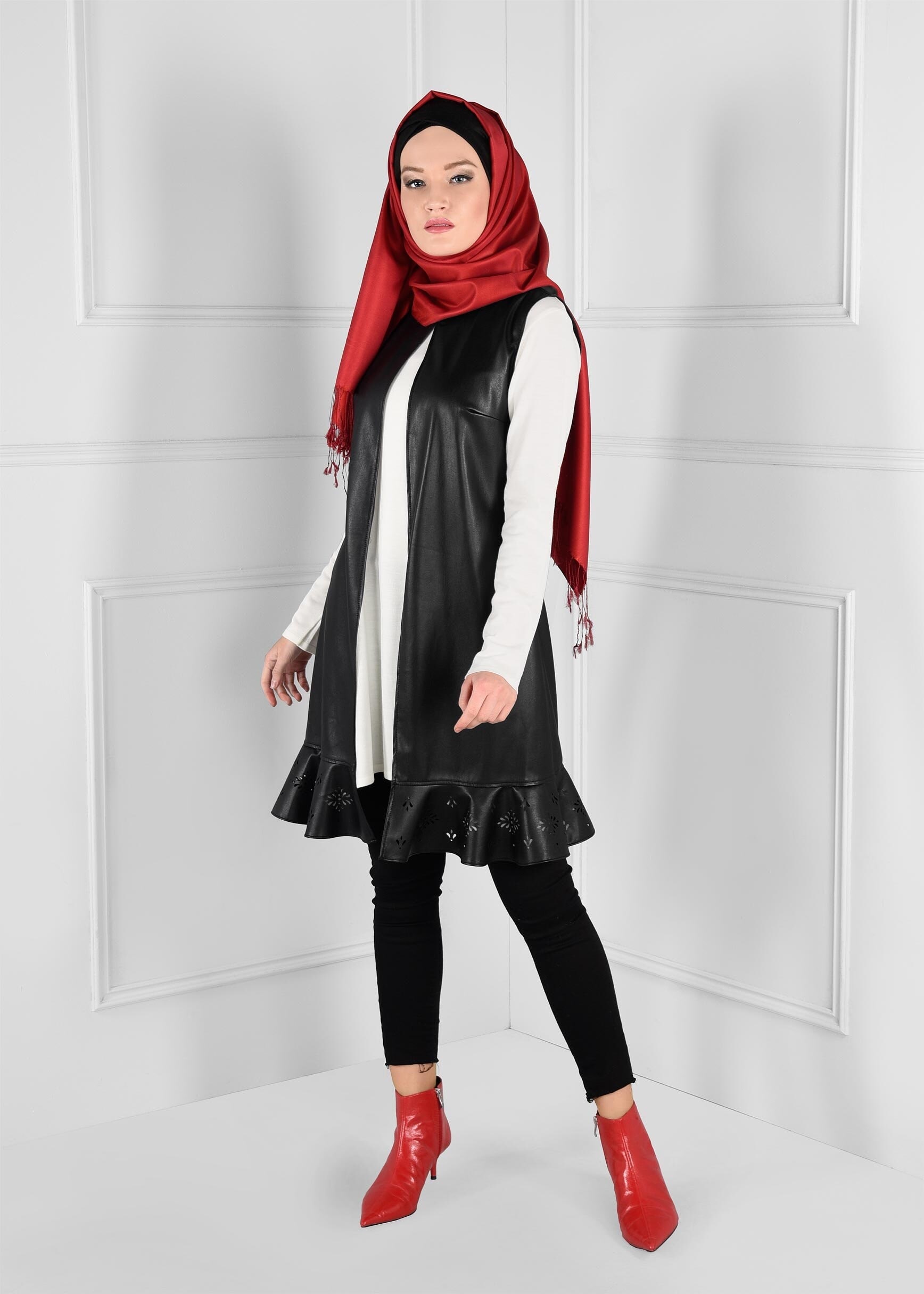 Tesettür giyim SİYAH LAZER KESİM VOLANLI DERİ YELEK 4823