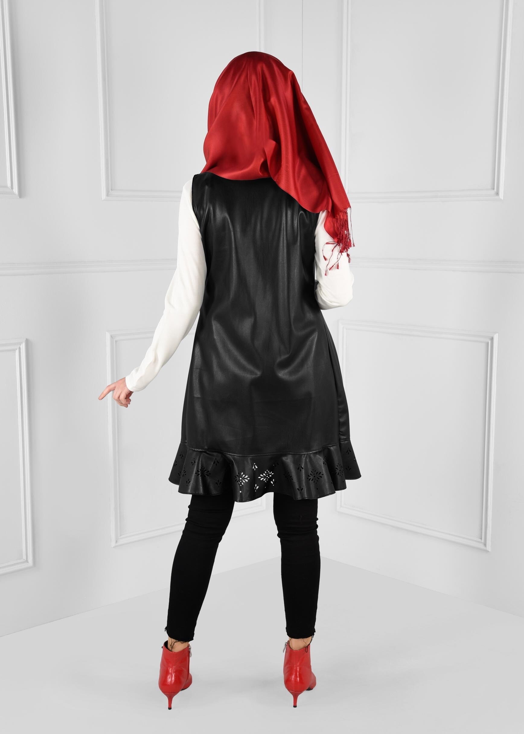 Tesettür giyim SİYAH LAZER KESİM VOLANLI DERİ YELEK 4823