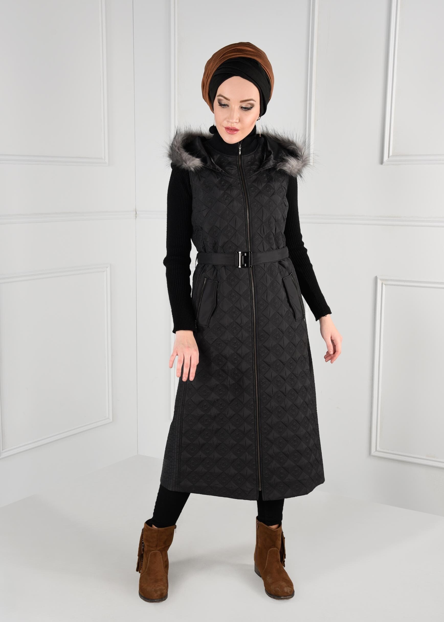 Tesettür giyim SİYAH KÜRKLÜ KAPÜŞONLU FERMUARLI YELEK 9748
