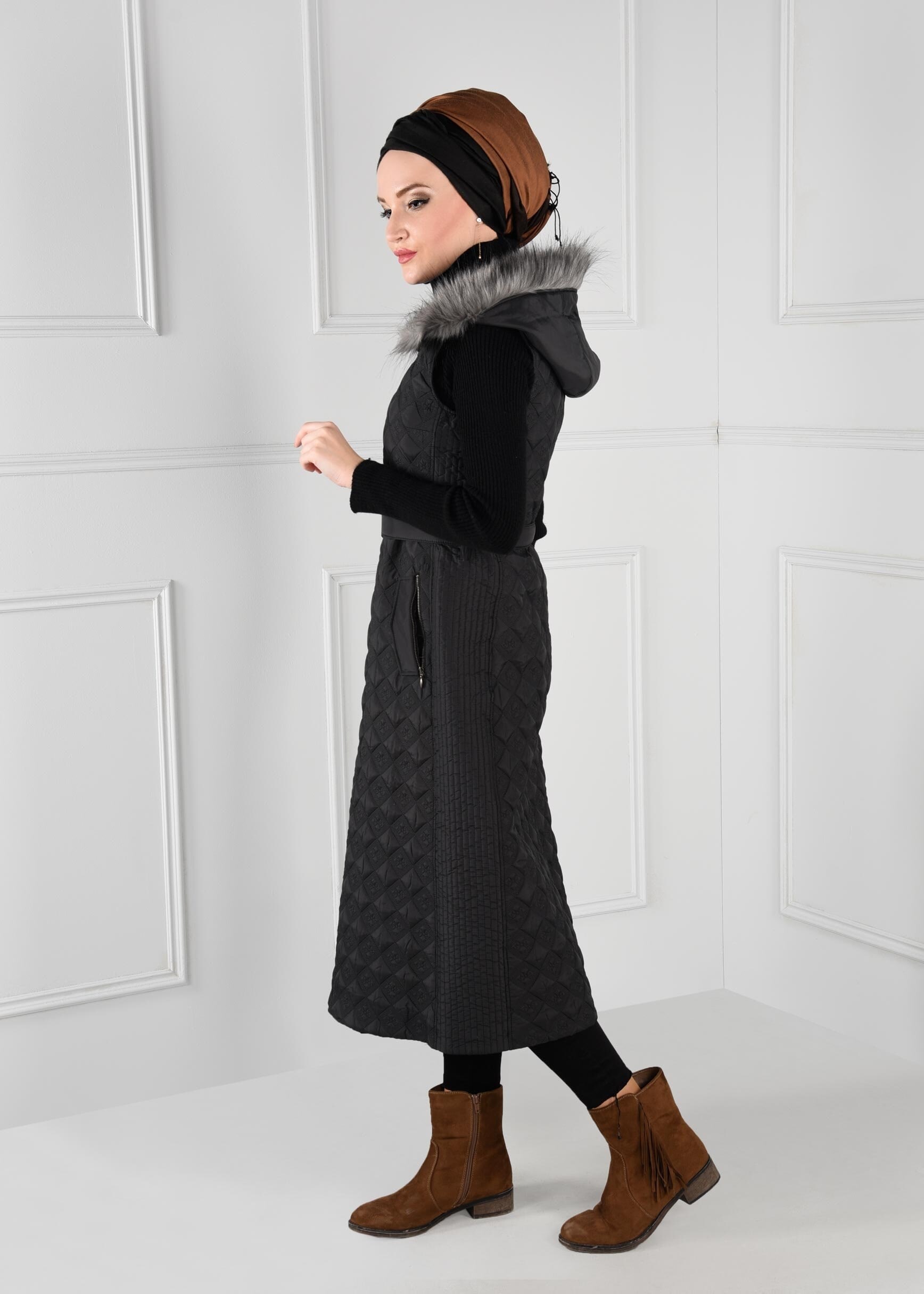 Tesettür giyim SİYAH KÜRKLÜ KAPÜŞONLU FERMUARLI YELEK 9748