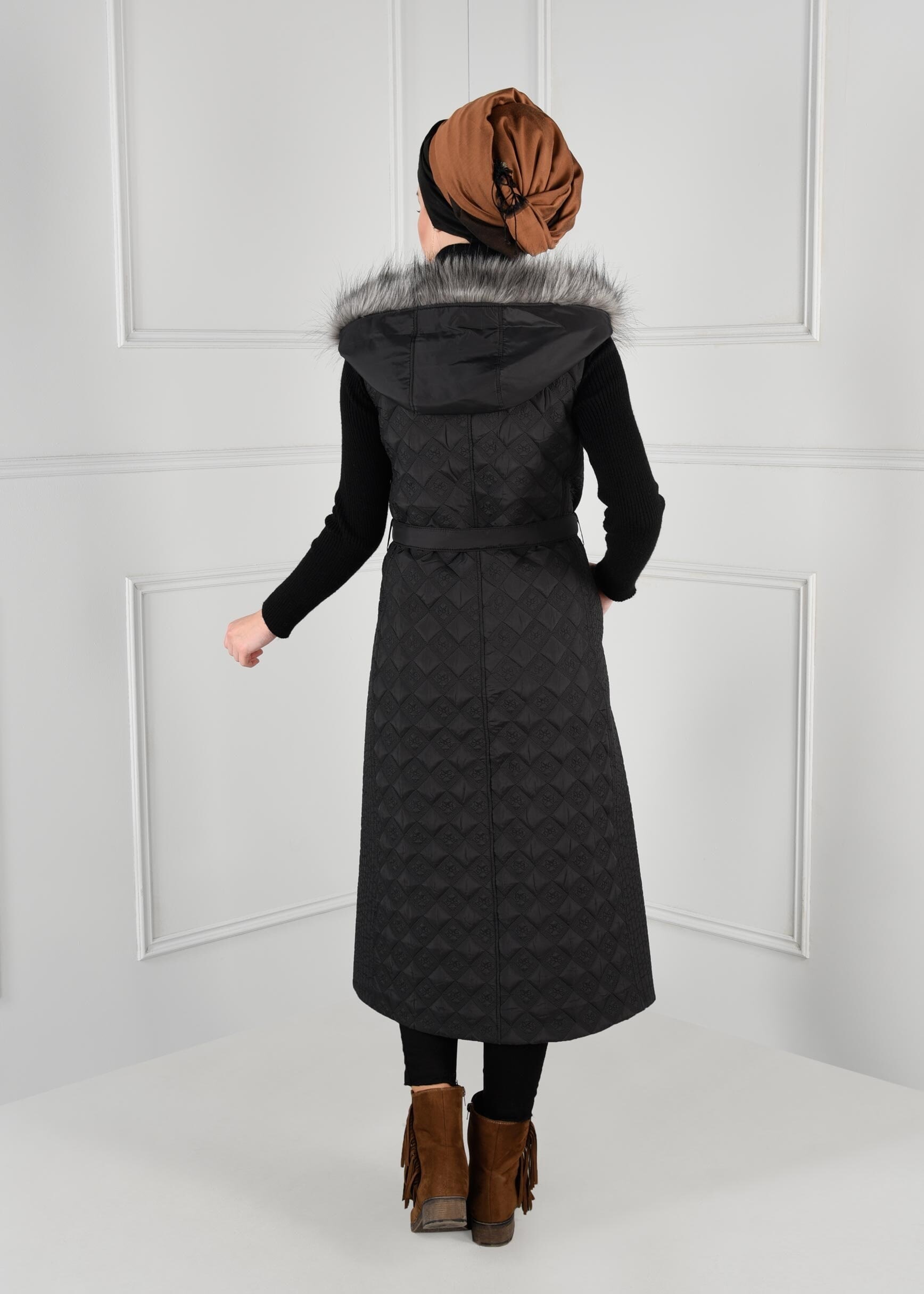 Tesettür giyim SİYAH KÜRKLÜ KAPÜŞONLU FERMUARLI YELEK 9748