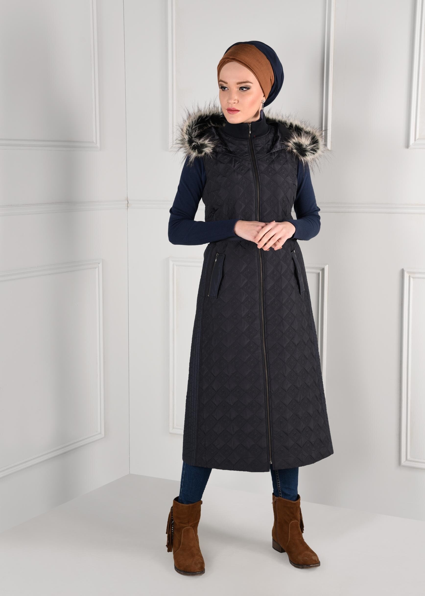Tesettür giyim LACİVERT KÜRKLÜ KAPÜŞONLU FERMUARLI YELEK 9748