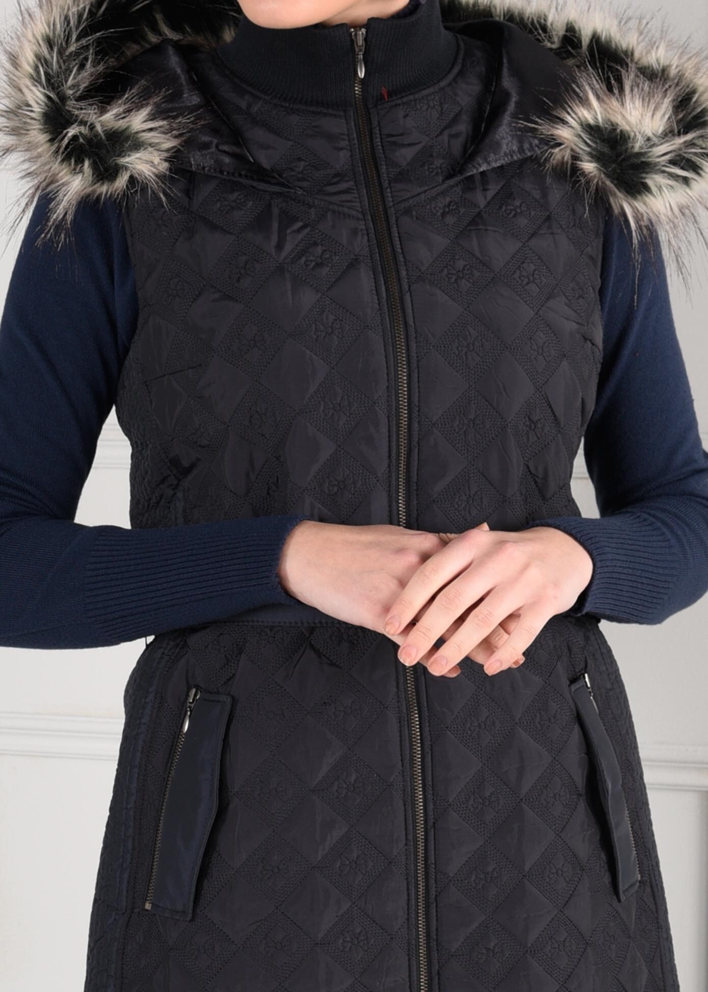 Tesettür giyim LACİVERT KÜRKLÜ KAPÜŞONLU FERMUARLI YELEK 9748