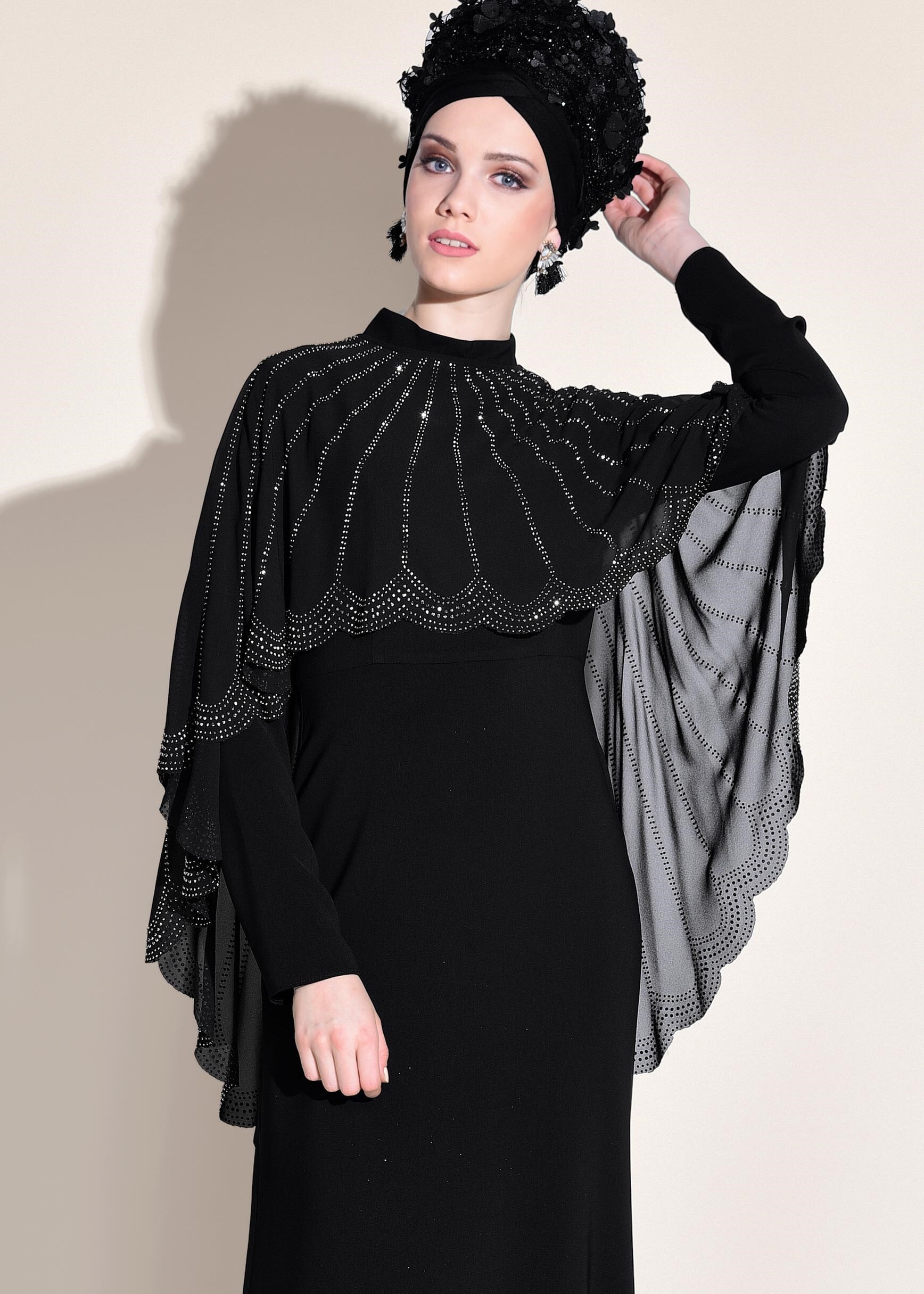 Tesettür giyim SİYAH KISA PELERİN DETAYLI TAŞ BASKILI ABİYE ELBİSE 5420