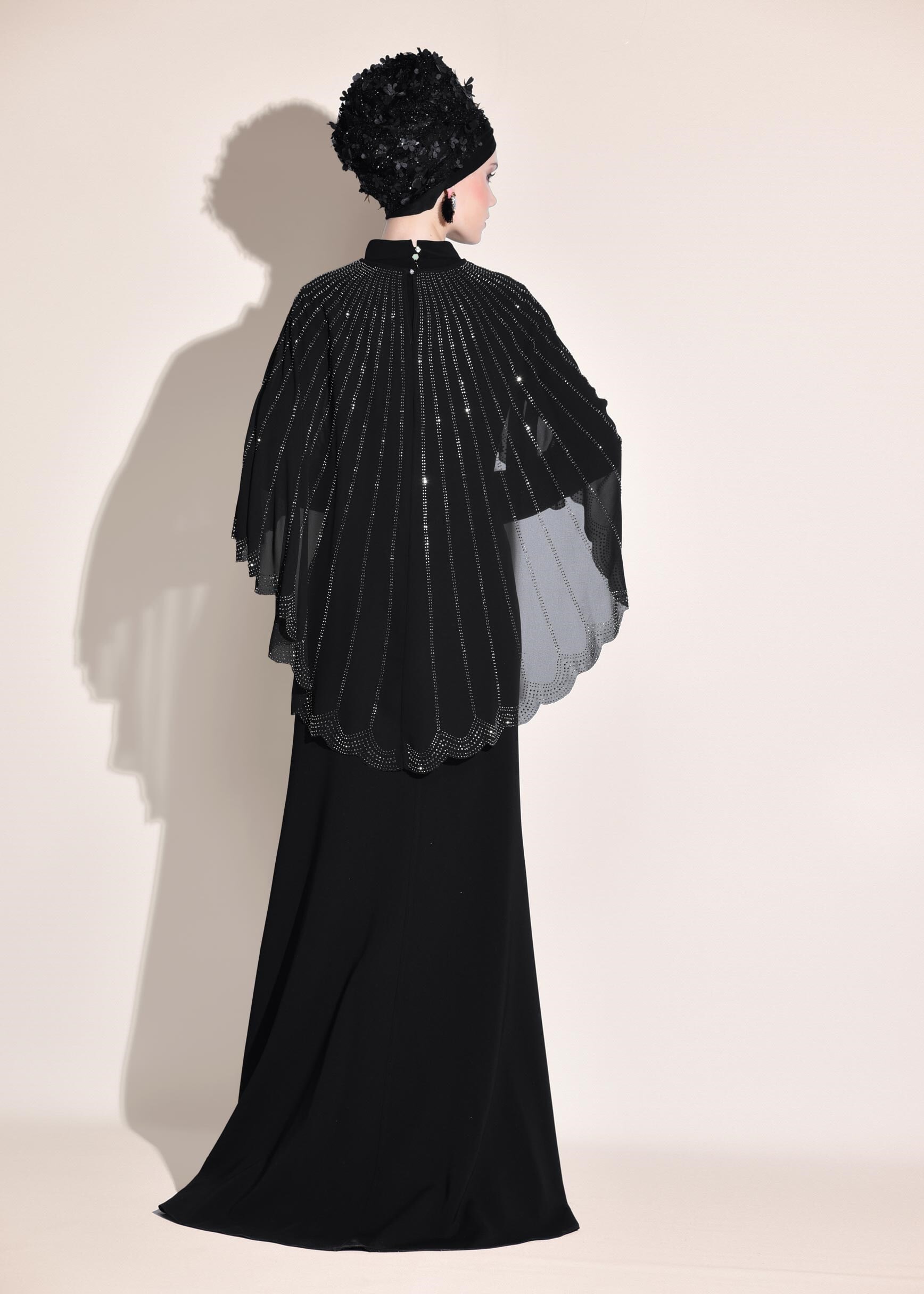 Tesettür giyim SİYAH KISA PELERİN DETAYLI TAŞ BASKILI ABİYE ELBİSE 5420