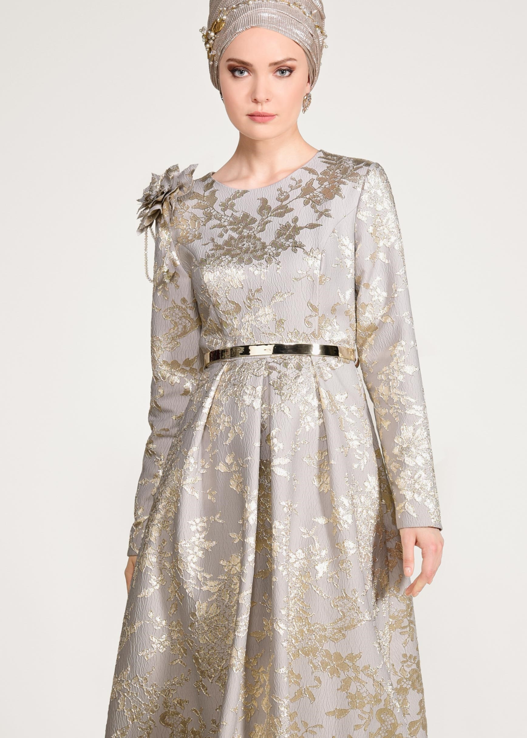 Tesettür giyim GRİ OMUZUNDA ÇİÇEK DETAYLI JAKAR KUMAŞ ABİYE ELBİSE 5440 