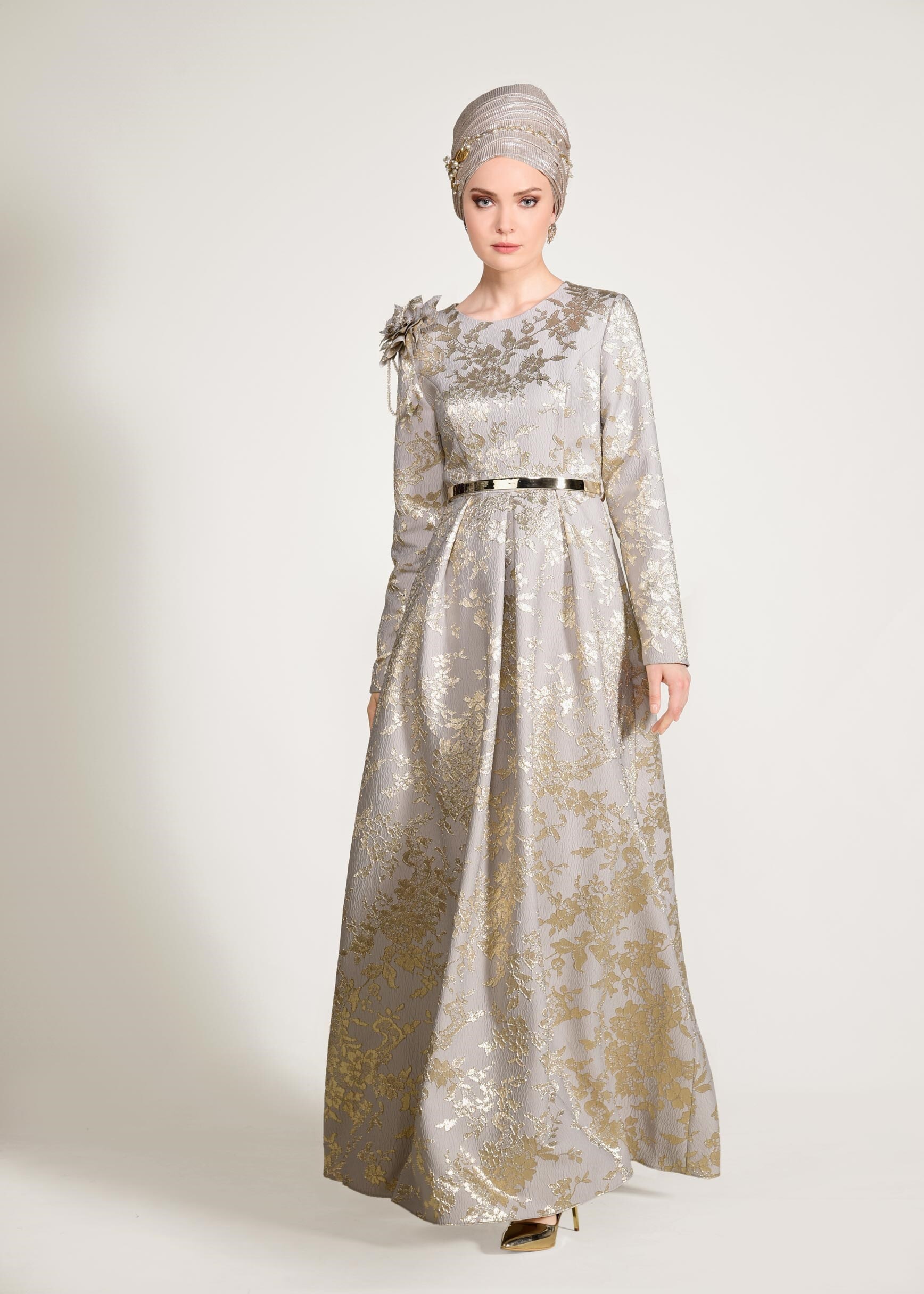 Tesettür giyim GRİ OMUZUNDA ÇİÇEK DETAYLI JAKAR KUMAŞ ABİYE ELBİSE 5440 