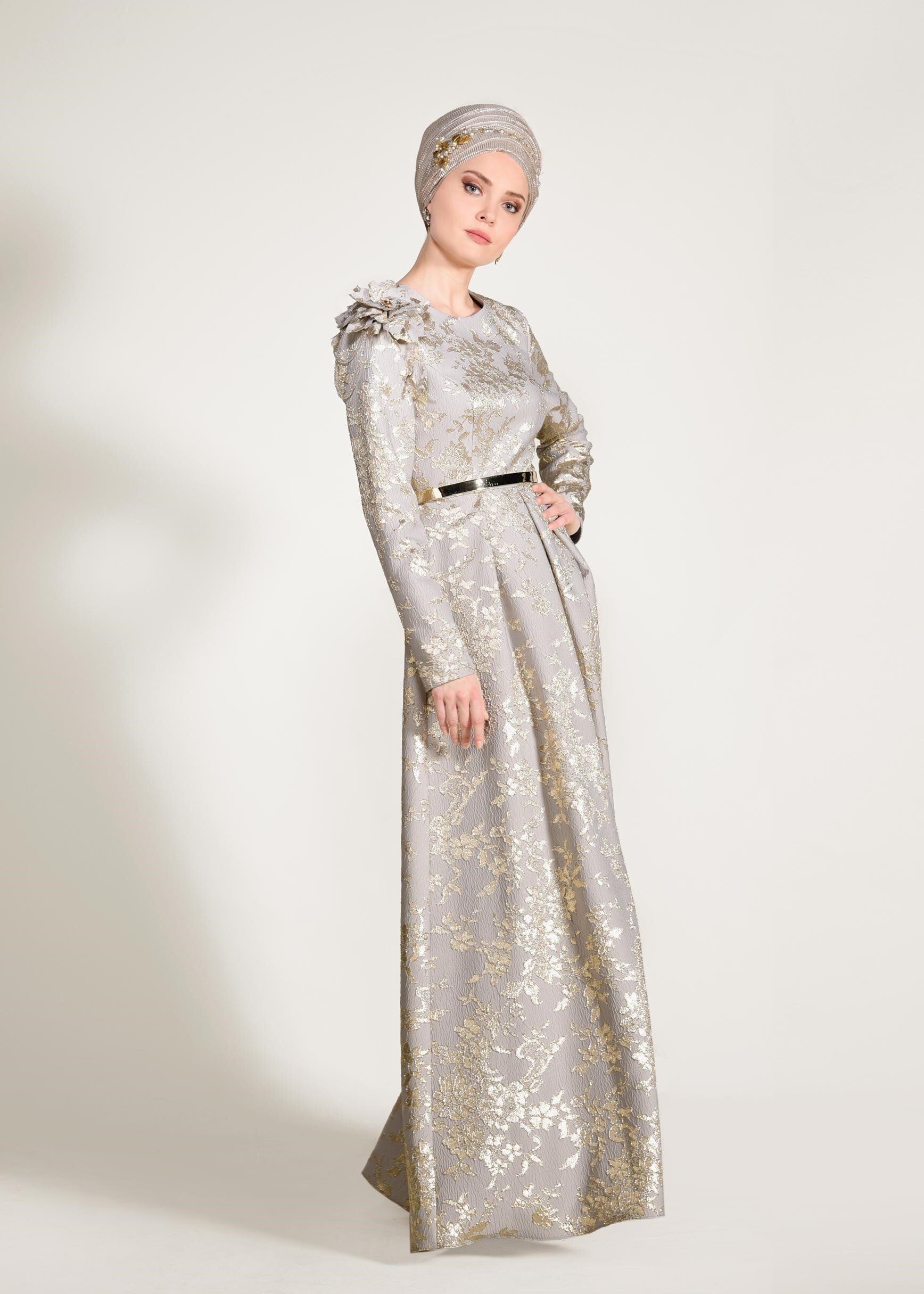 Tesettür giyim GRİ OMUZUNDA ÇİÇEK DETAYLI JAKAR KUMAŞ ABİYE ELBİSE 5440 