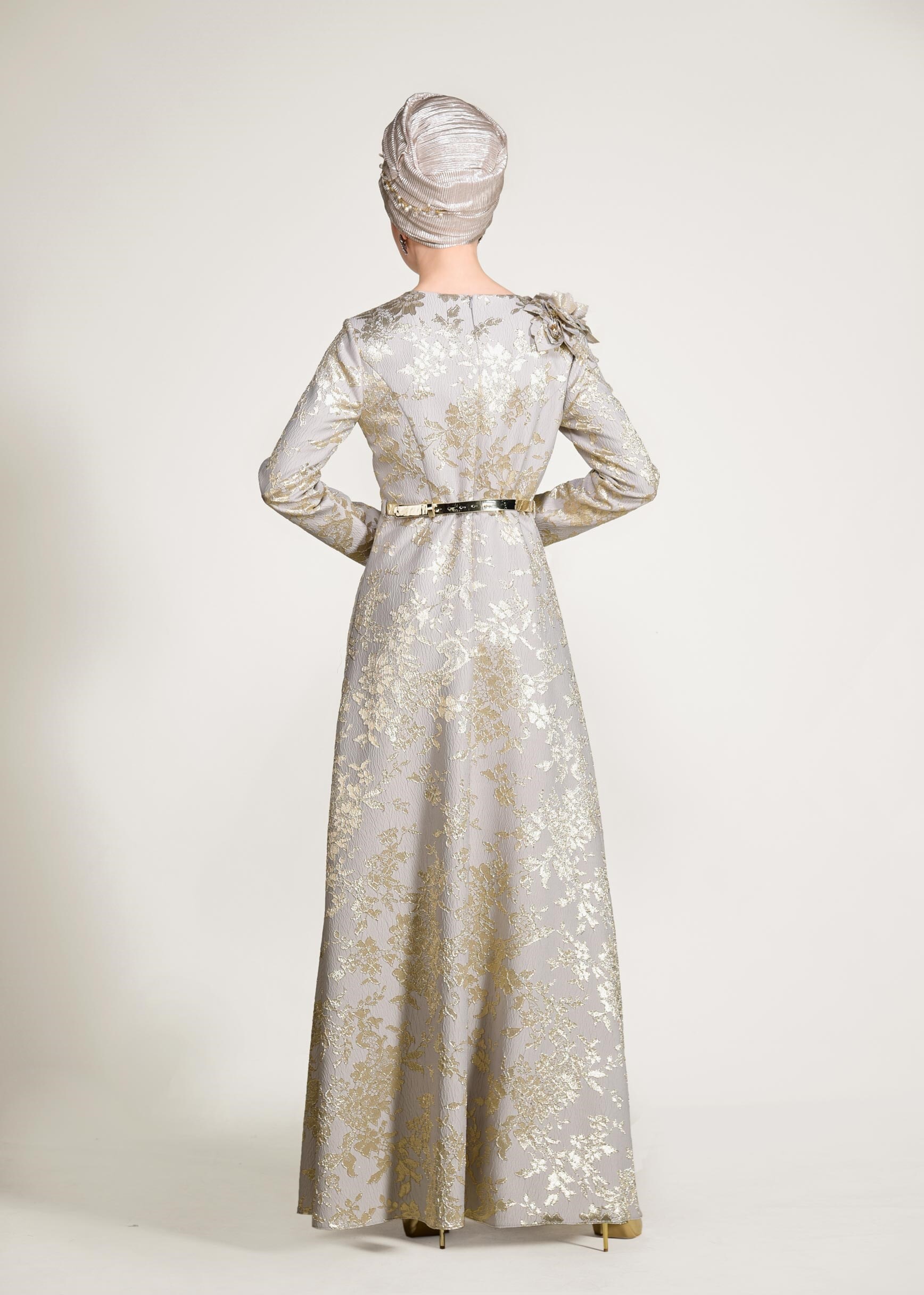 Tesettür giyim GRİ OMUZUNDA ÇİÇEK DETAYLI JAKAR KUMAŞ ABİYE ELBİSE 5440 