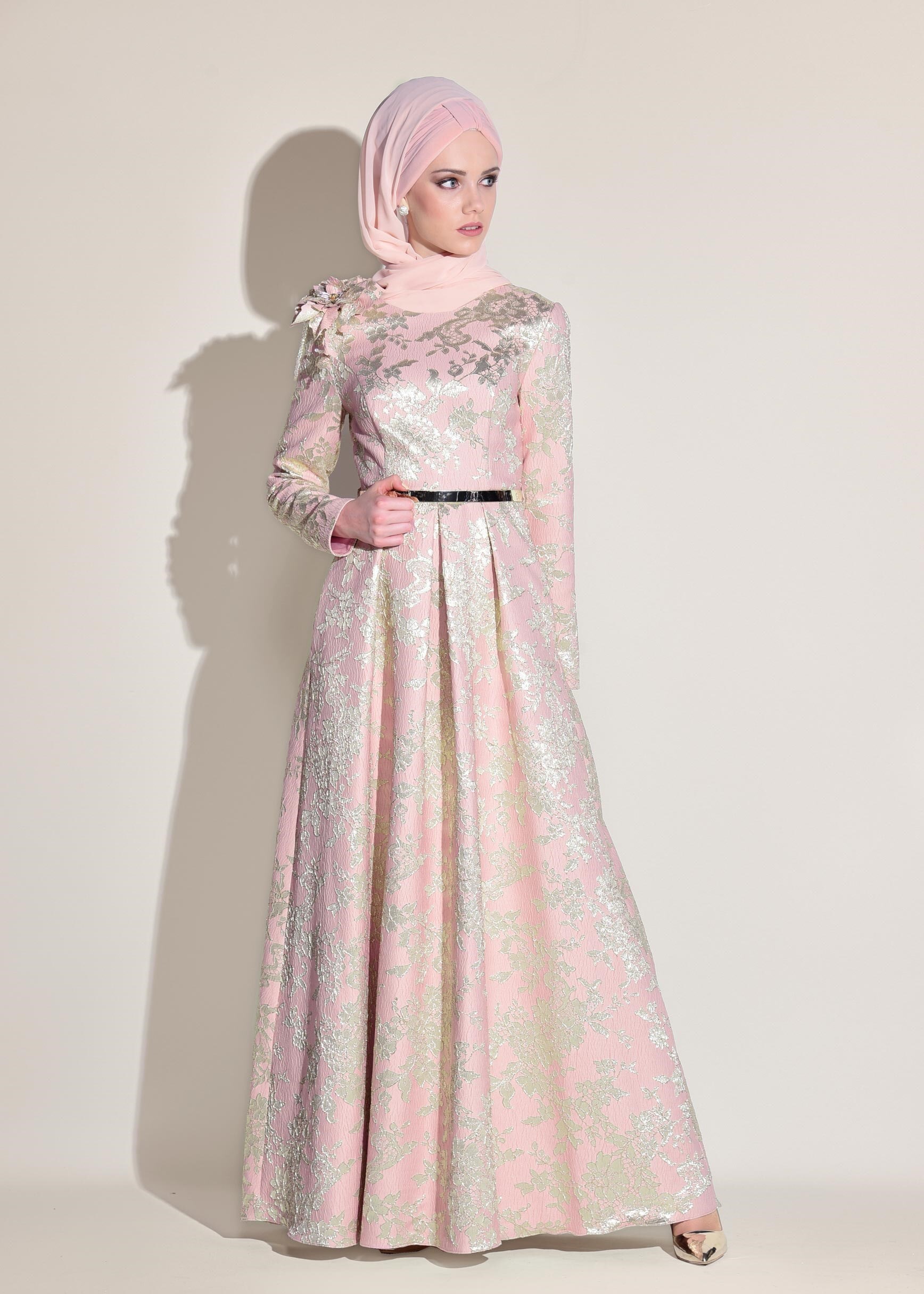 Tesettür giyim PUDRA OMUZUNDA ÇİÇEK DETAYLI JAKAR KUMAŞ ABİYE ELBİSE 5440 