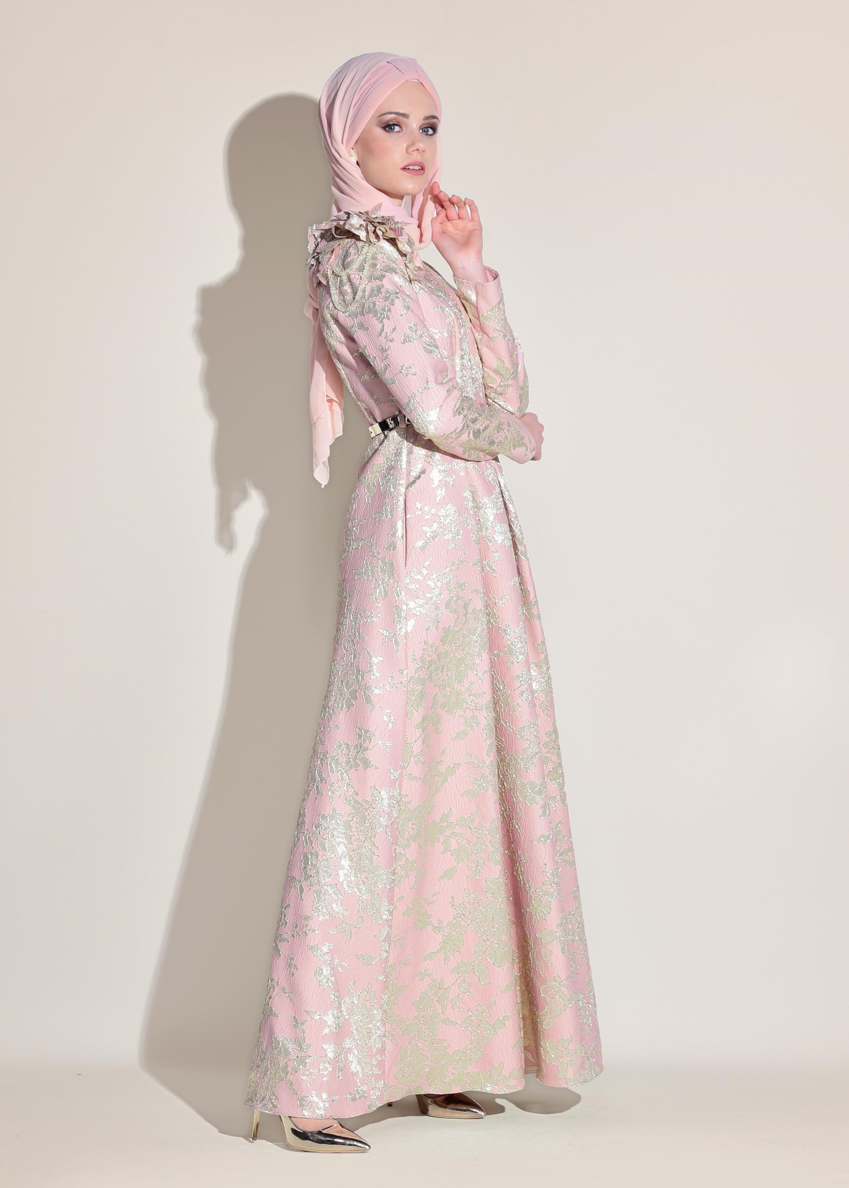 Tesettür giyim PUDRA OMUZUNDA ÇİÇEK DETAYLI JAKAR KUMAŞ ABİYE ELBİSE 5440 