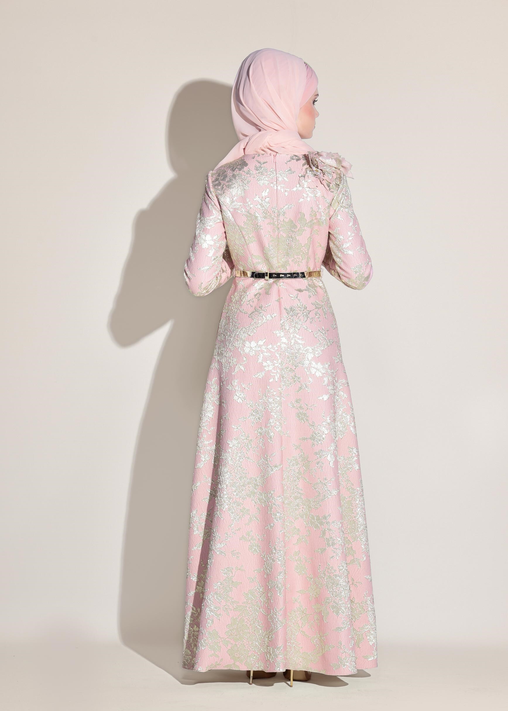 Tesettür giyim PUDRA OMUZUNDA ÇİÇEK DETAYLI JAKAR KUMAŞ ABİYE ELBİSE 5440 